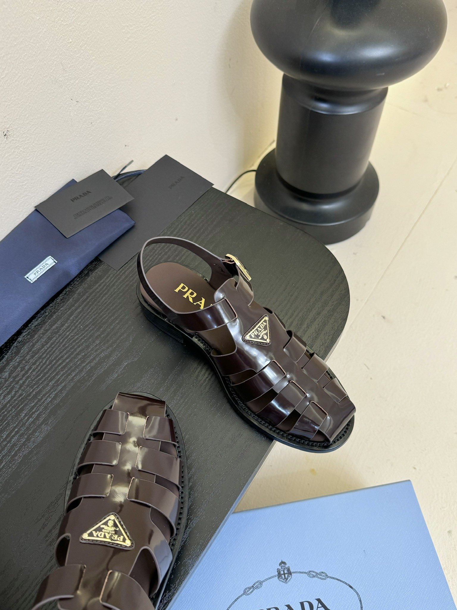 
Prad* 25ss罗马编织皮凉鞋

prad*普拉达 25ss罗马编织凉鞋！复古时髦前卫的轮齿 让整