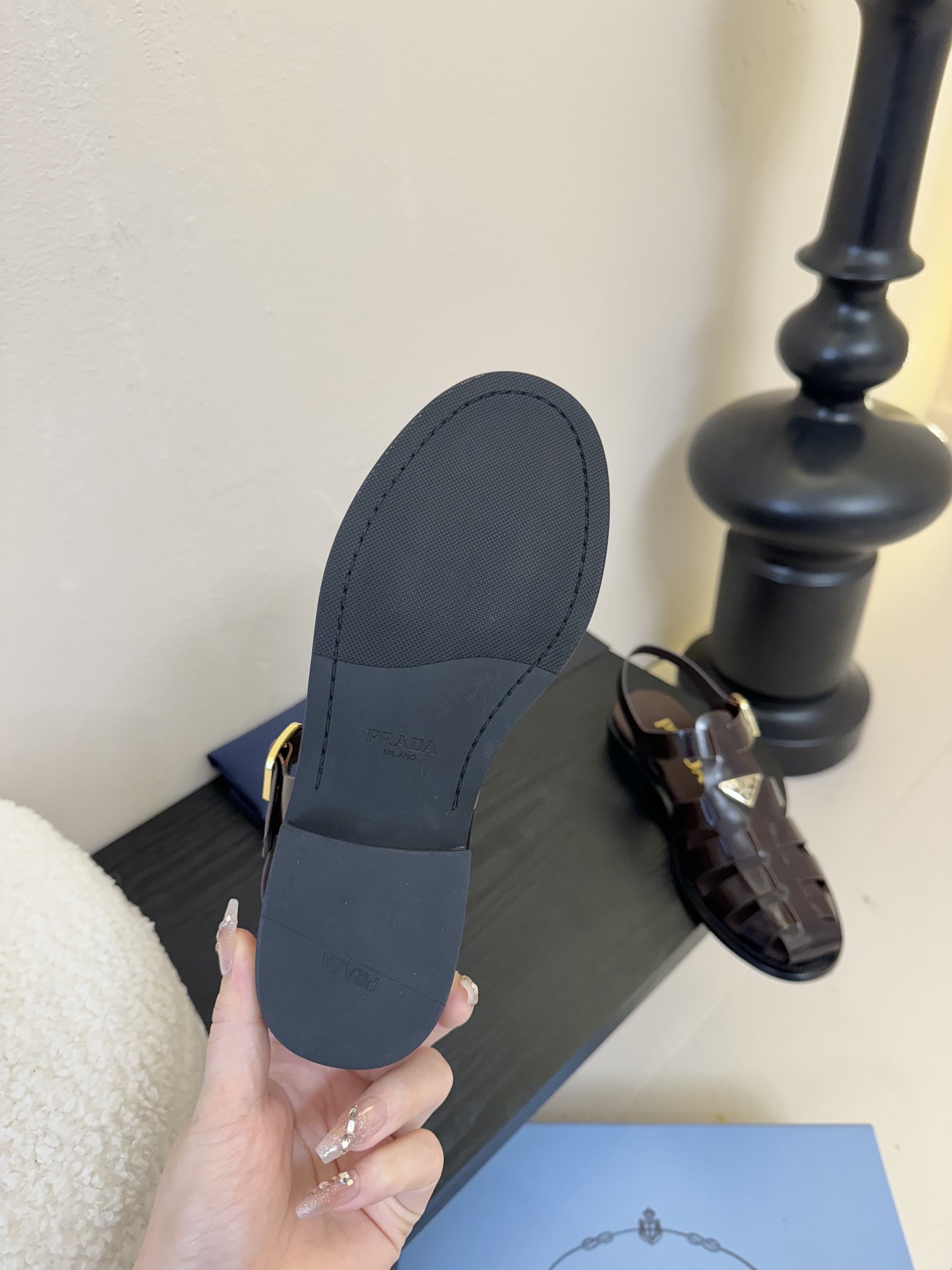 
Prad* 25ss罗马编织皮凉鞋

prad*普拉达 25ss罗马编织凉鞋！复古时髦前卫的轮齿 让整