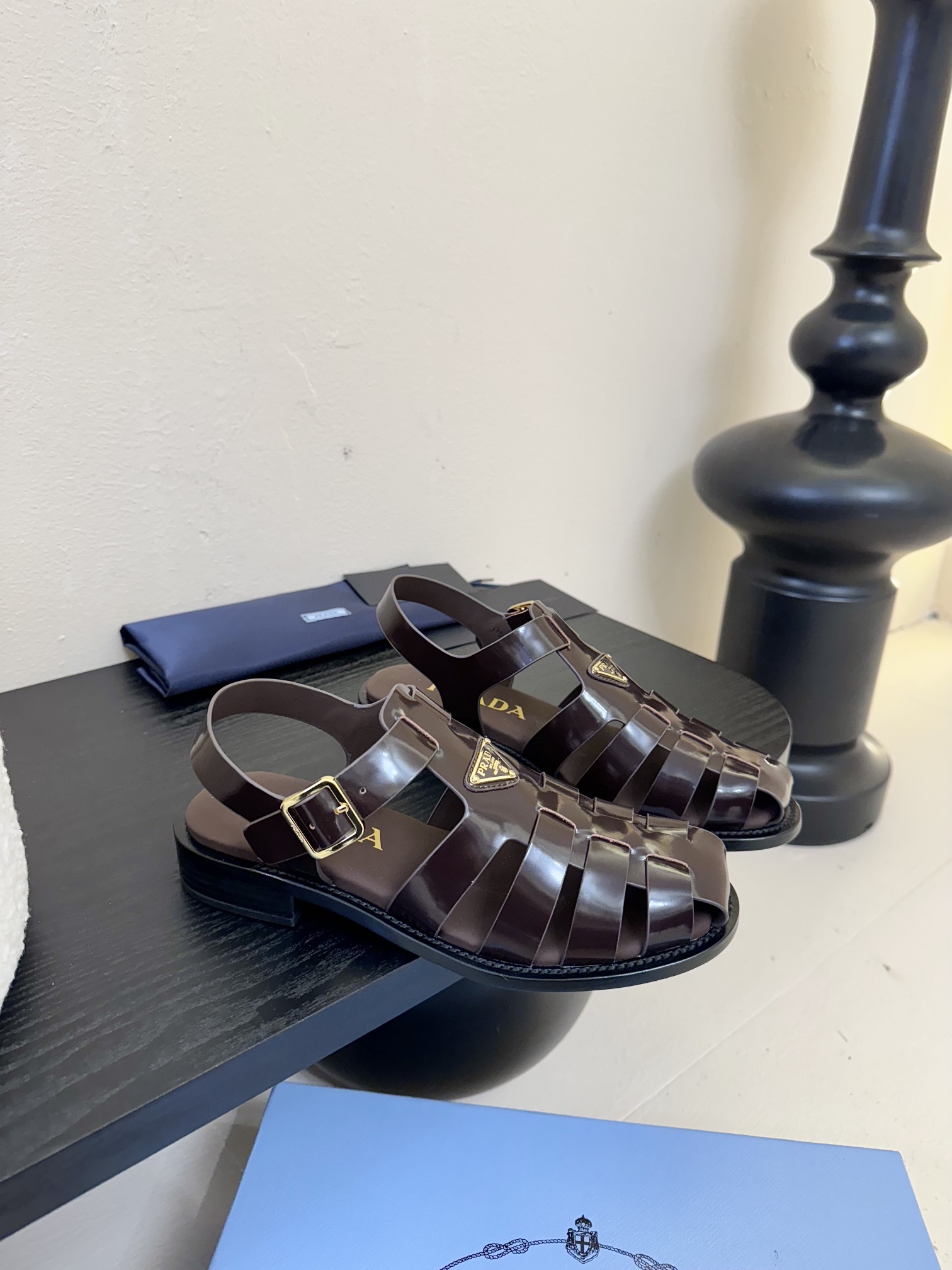 
Prad* 25ss罗马编织皮凉鞋

prad*普拉达 25ss罗马编织凉鞋！复古时髦前卫的轮齿 让整