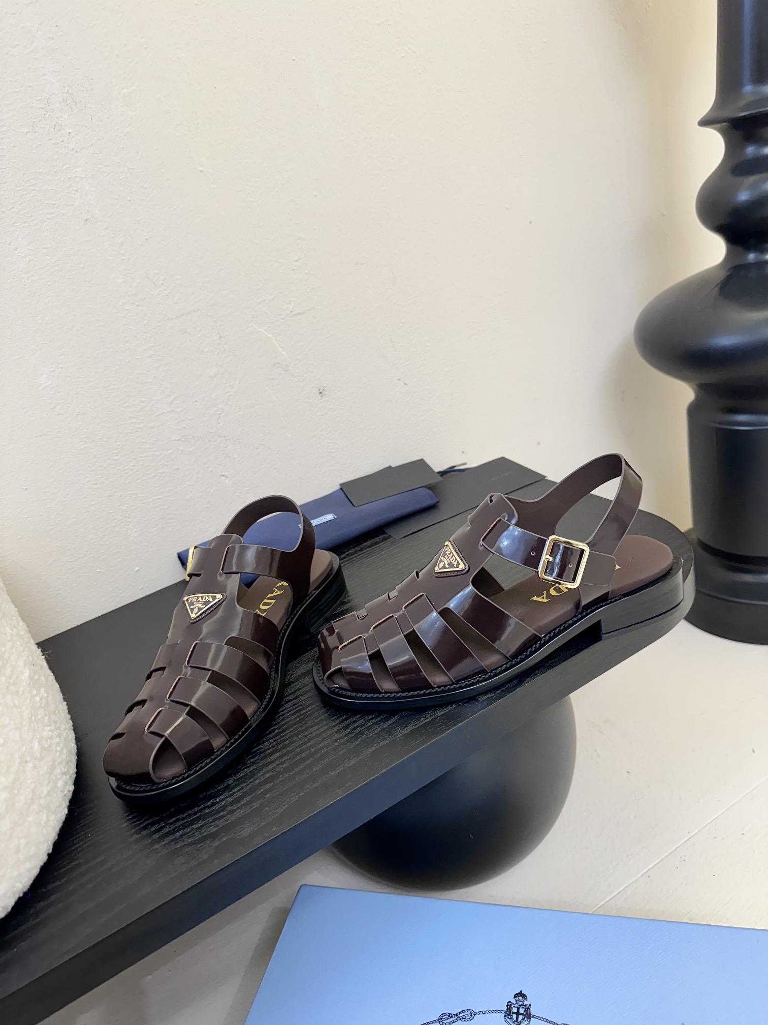 
Prad* 25ss罗马编织皮凉鞋

prad*普拉达 25ss罗马编织凉鞋！复古时髦前卫的轮齿 让整
