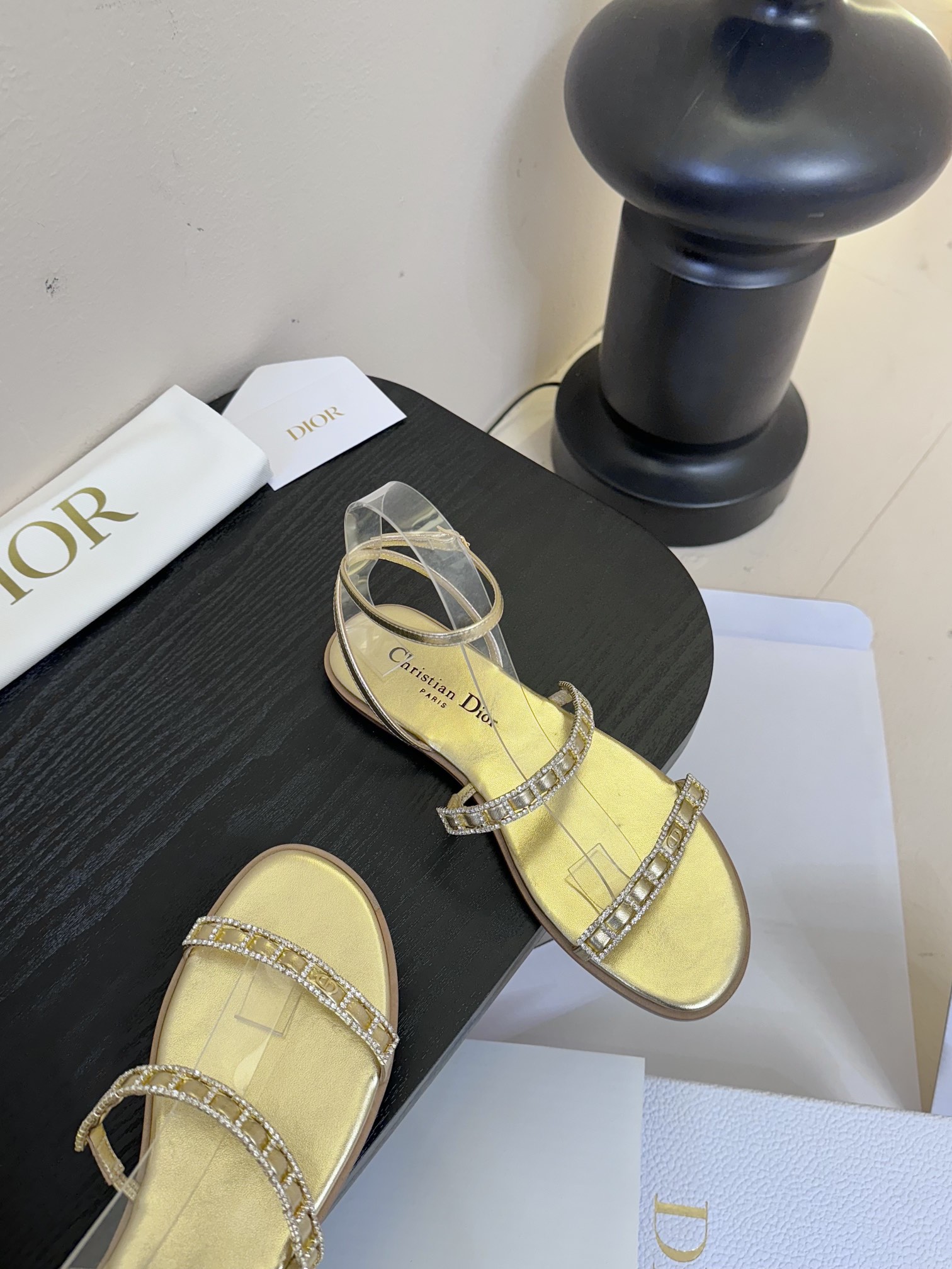 东莞代购级
迪奥 Dior 25ss 夏季新款 新元素 DIOR 春夏新款 钻扣 平底 粗跟 圆头 凉鞋