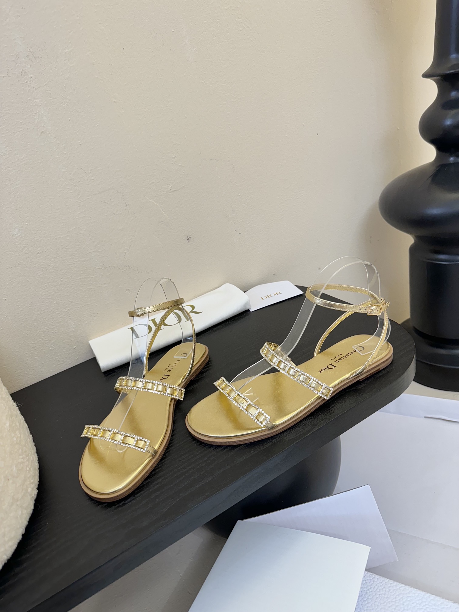 东莞代购级
迪奥 Dior 25ss 夏季新款 新元素 DIOR 春夏新款 钻扣 平底 粗跟 圆头 凉鞋