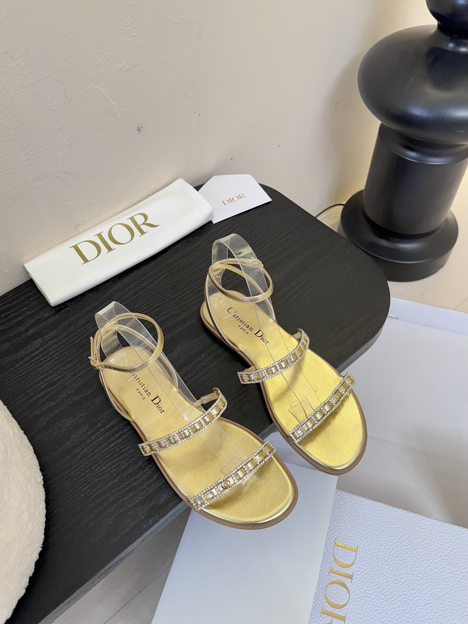 东莞代购级
迪奥 Dior 25ss 夏季新款 新元素 DIOR 春夏新款 钻扣 平底 粗跟 圆头 凉鞋