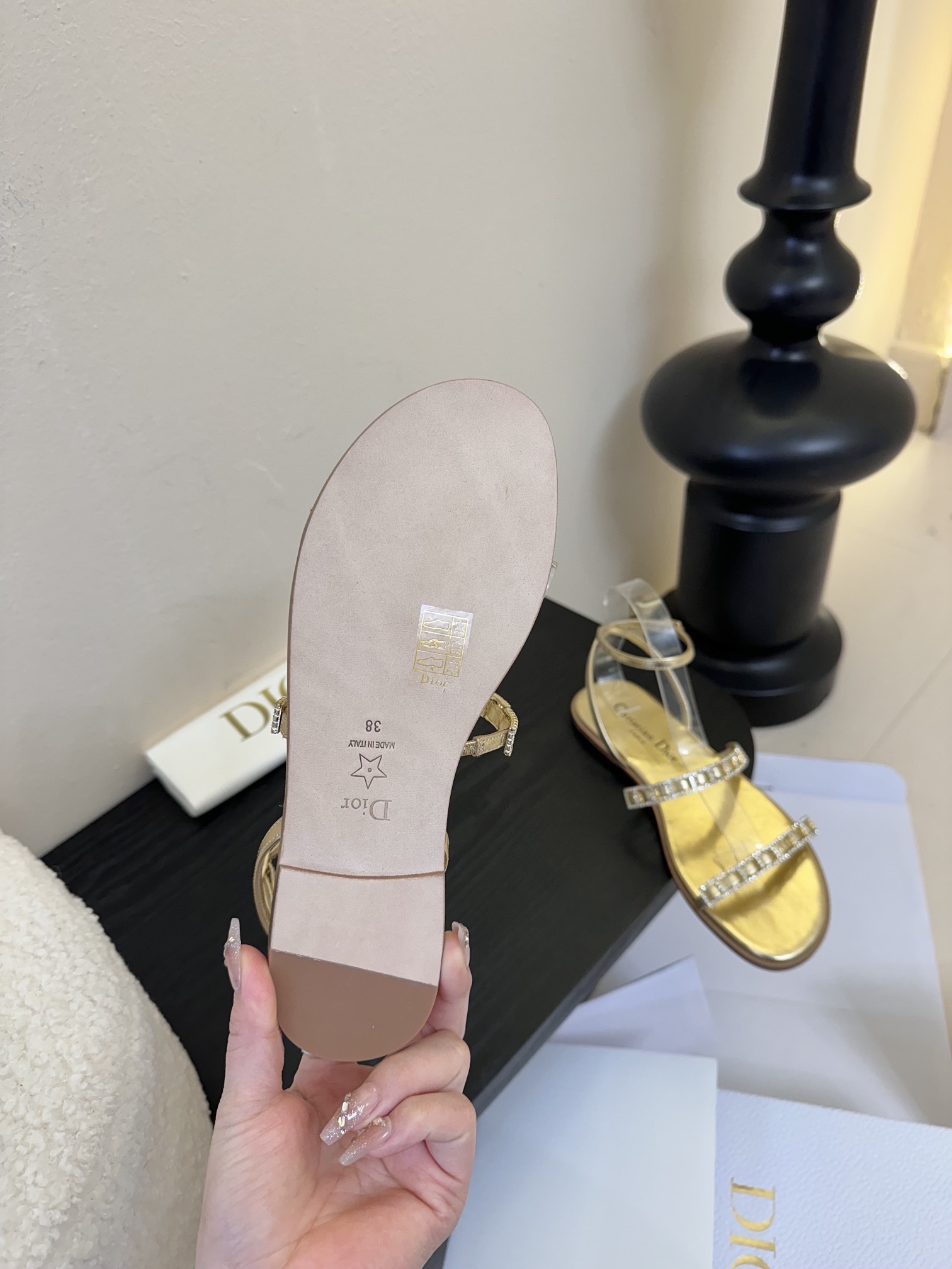 东莞代购级
迪奥 Dior 25ss 夏季新款 新元素 DIOR 春夏新款 钻扣 平底 粗跟 圆头 凉鞋