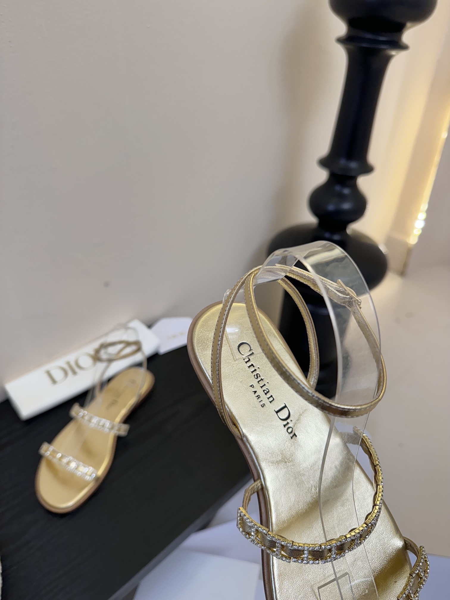 东莞代购级
迪奥 Dior 25ss 夏季新款 新元素 DIOR 春夏新款 钻扣 平底 粗跟 圆头 凉鞋