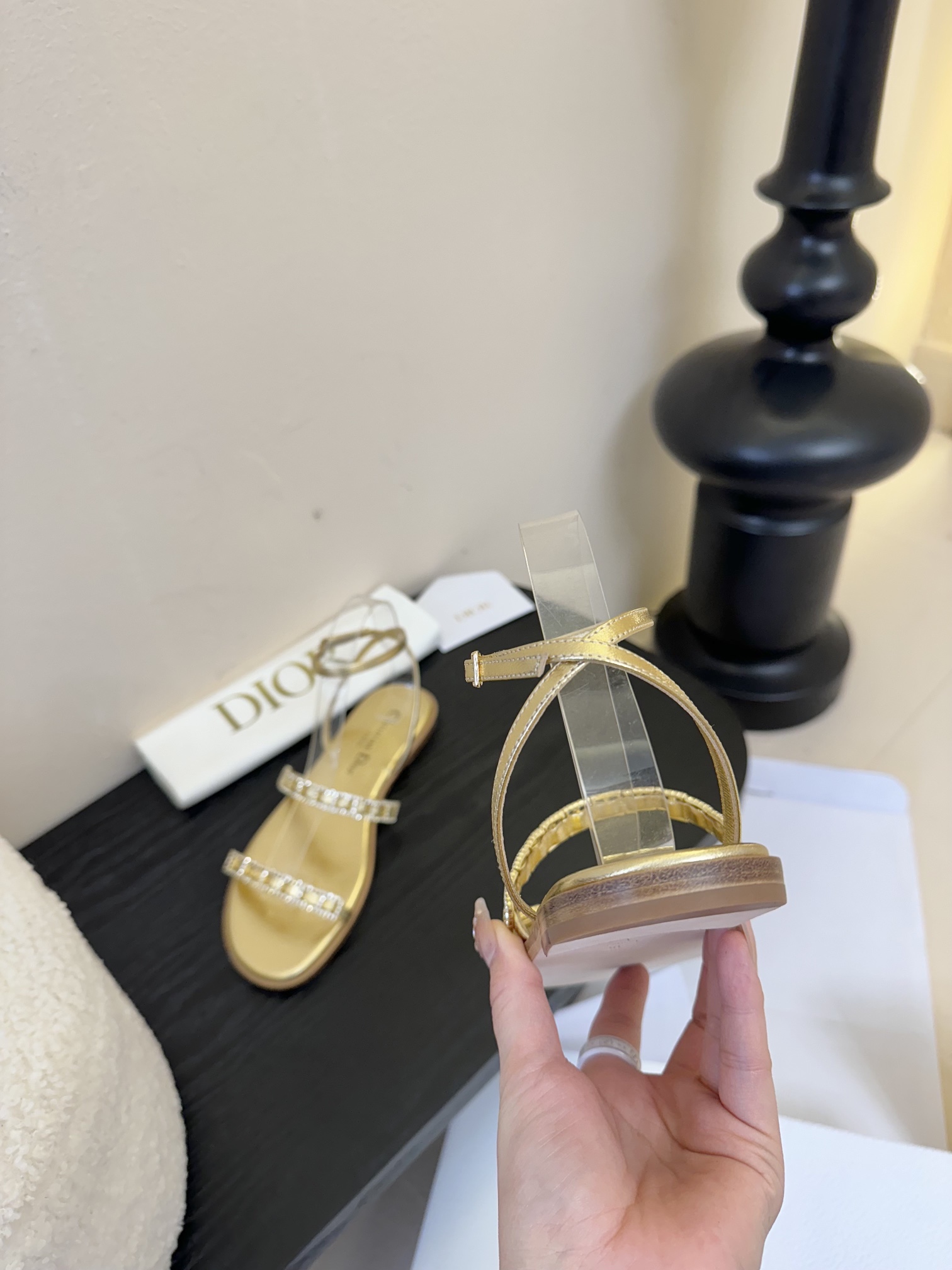 东莞代购级
迪奥 Dior 25ss 夏季新款 新元素 DIOR 春夏新款 钻扣 平底 粗跟 圆头 凉鞋