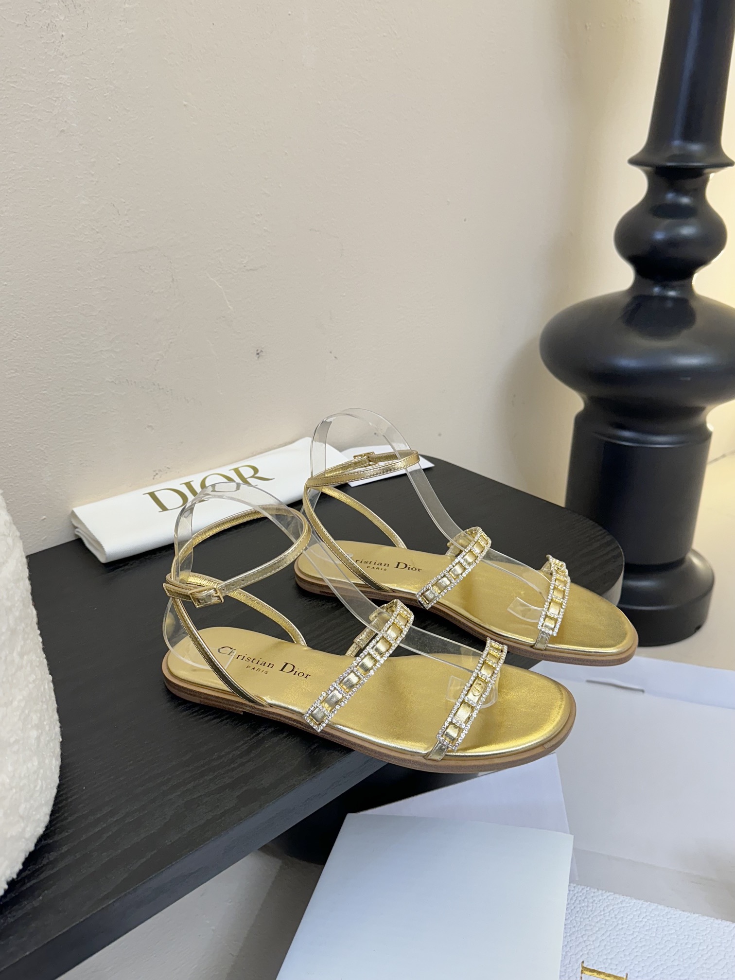 东莞代购级
迪奥 Dior 25ss 夏季新款 新元素 DIOR 春夏新款 钻扣 平底 粗跟 圆头 凉鞋
