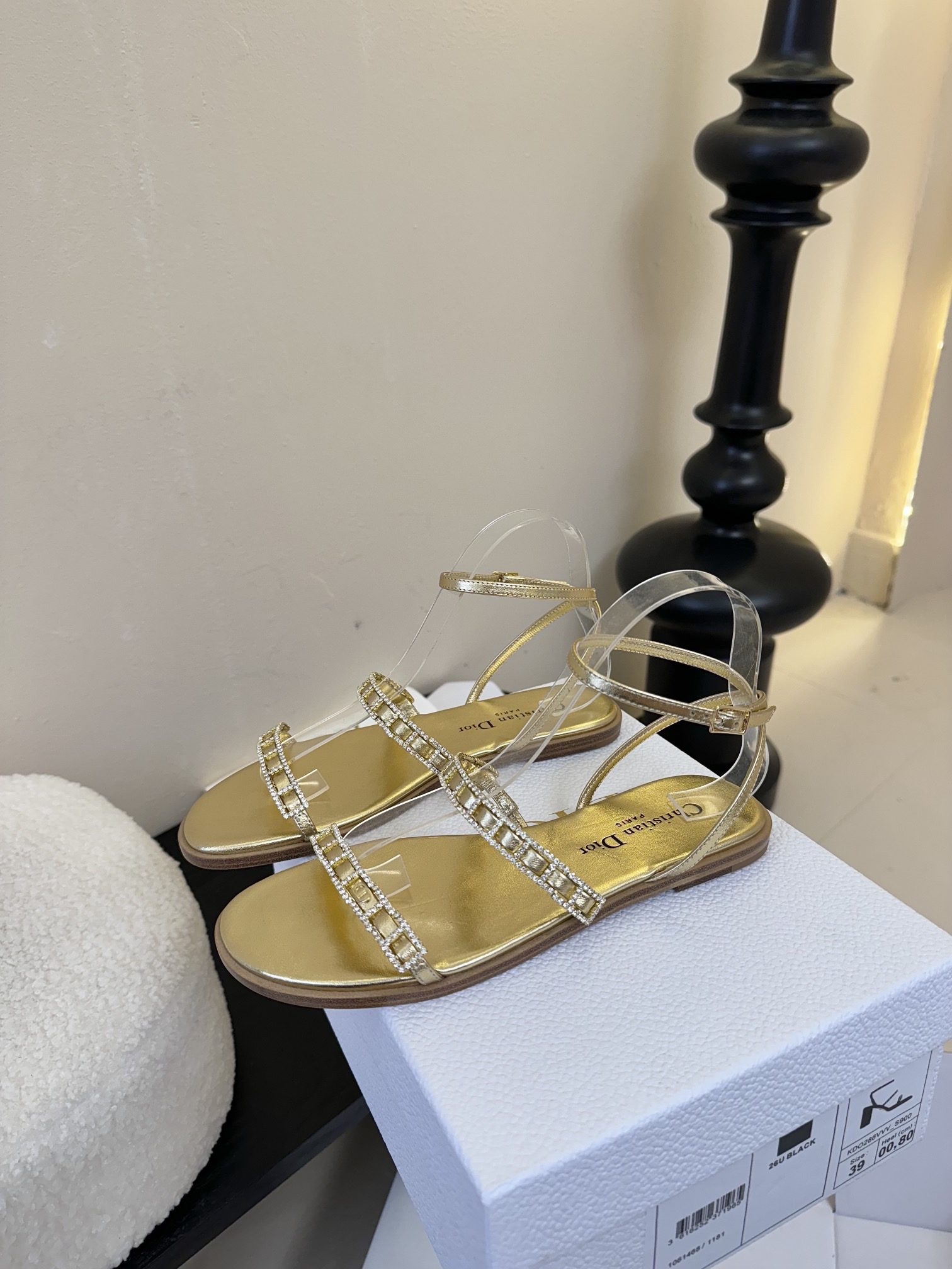 东莞代购级
迪奥 Dior 25ss 夏季新款 新元素 DIOR 春夏新款 钻扣 平底 粗跟 圆头 凉鞋