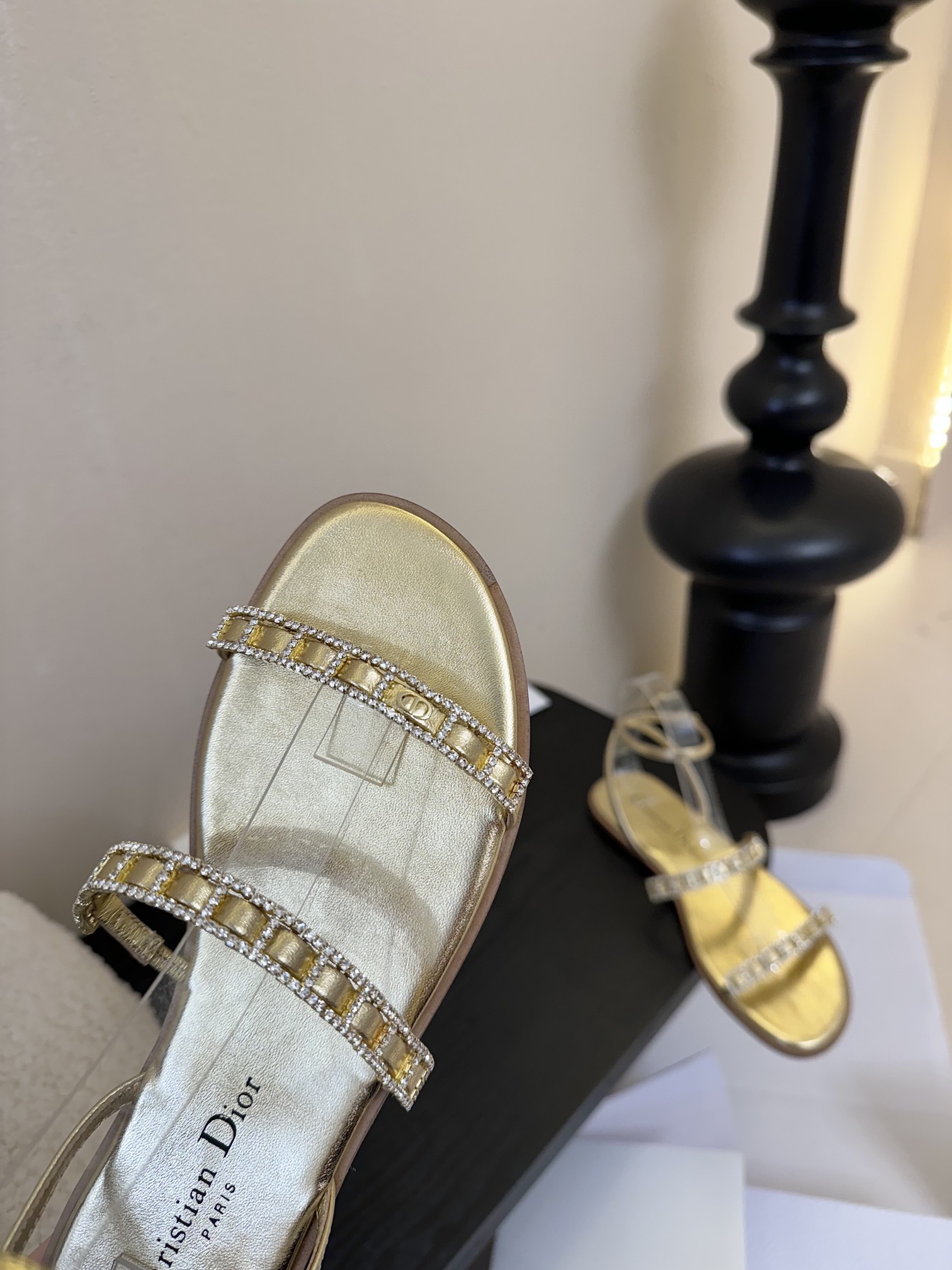 东莞代购级
迪奥 Dior 25ss 夏季新款 新元素 DIOR 春夏新款 钻扣 平底 粗跟 圆头 凉鞋