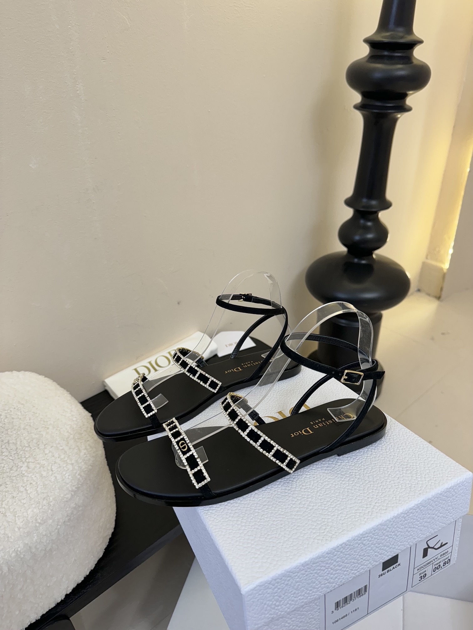 东莞代购级
迪奥 Dior 25ss 夏季新款 新元素 DIOR 春夏新款 钻扣 平底 粗跟 圆头 凉鞋