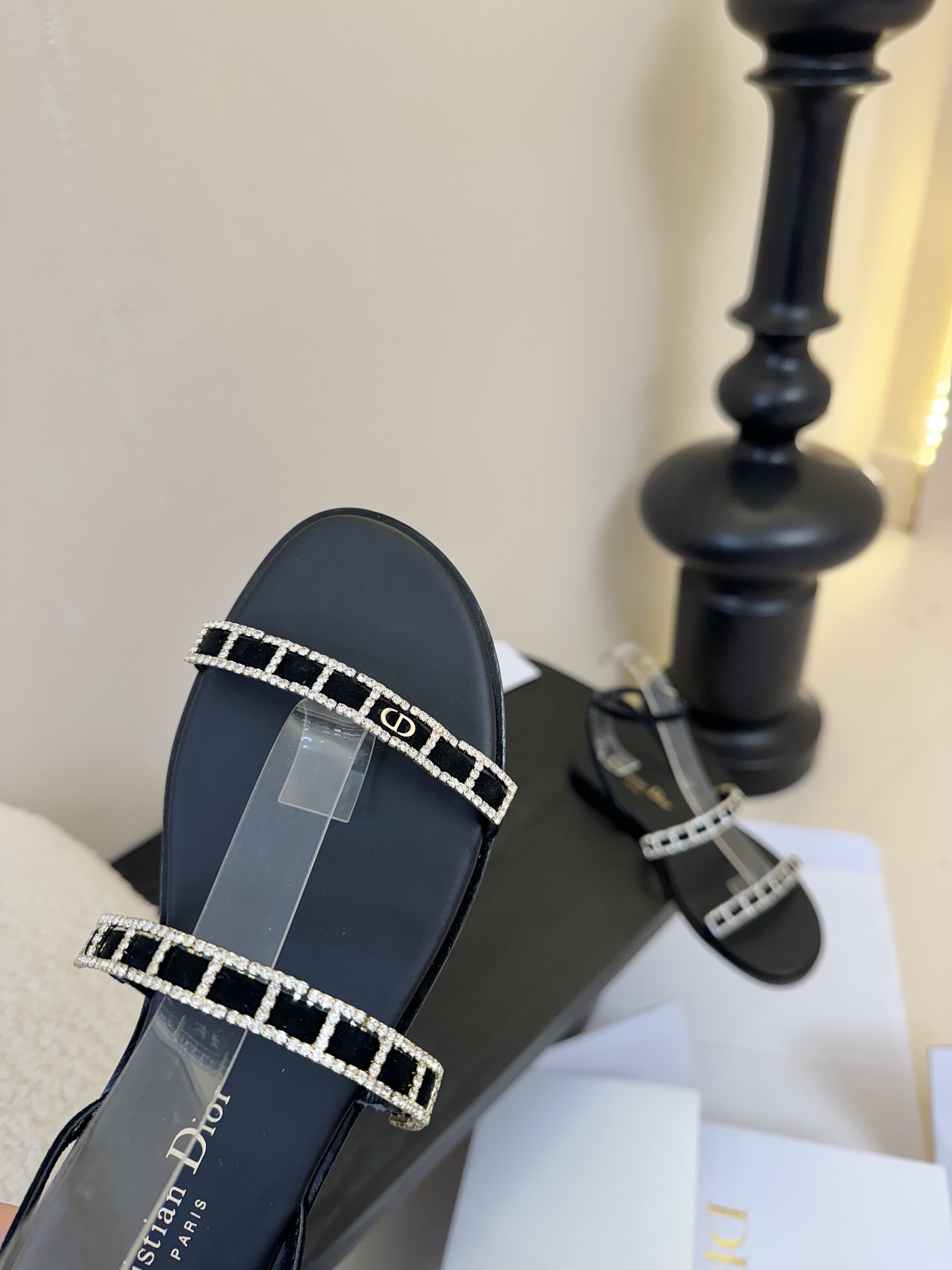 东莞代购级
迪奥 Dior 25ss 夏季新款 新元素 DIOR 春夏新款 钻扣 平底 粗跟 圆头 凉鞋