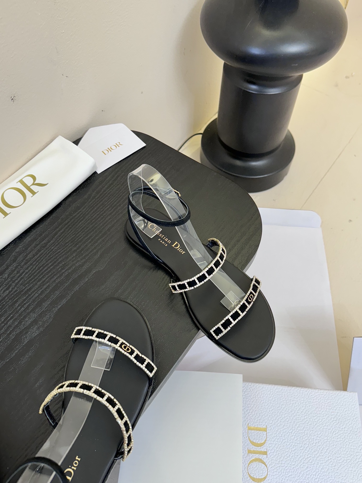 东莞代购级
迪奥 Dior 25ss 夏季新款 新元素 DIOR 春夏新款 钻扣 平底 粗跟 圆头 凉鞋
