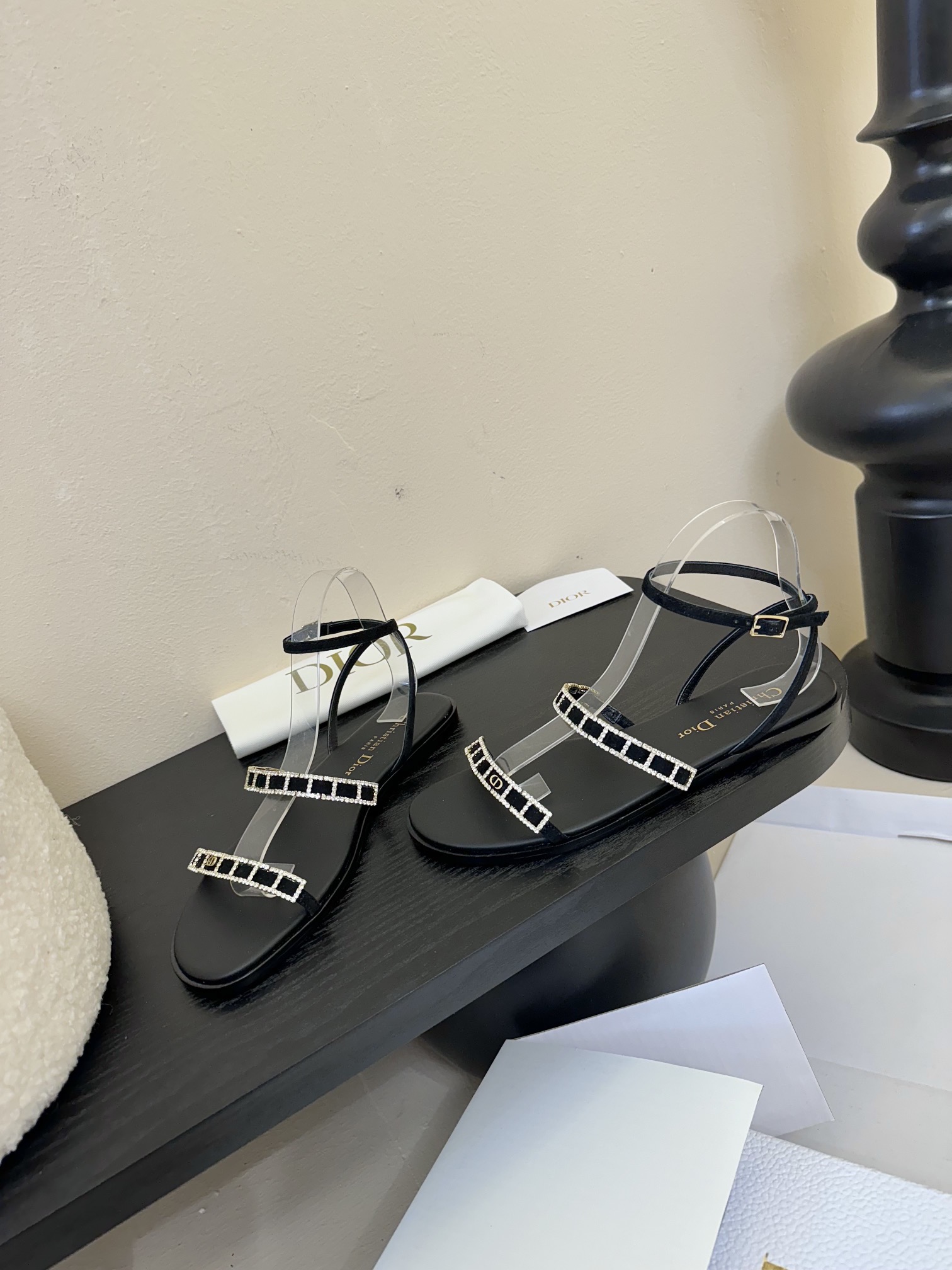 东莞代购级
迪奥 Dior 25ss 夏季新款 新元素 DIOR 春夏新款 钻扣 平底 粗跟 圆头 凉鞋