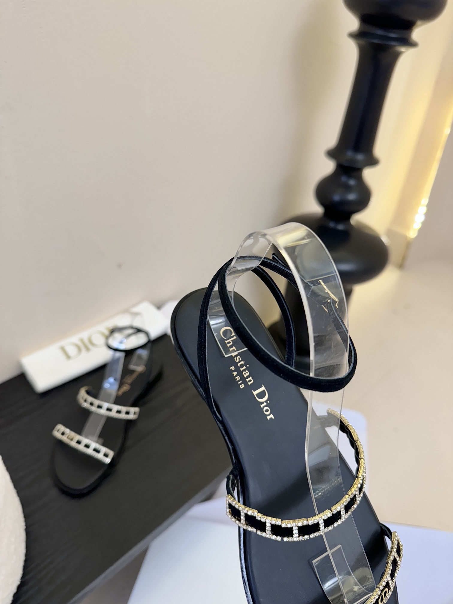 东莞代购级
迪奥 Dior 25ss 夏季新款 新元素 DIOR 春夏新款 钻扣 平底 粗跟 圆头 凉鞋