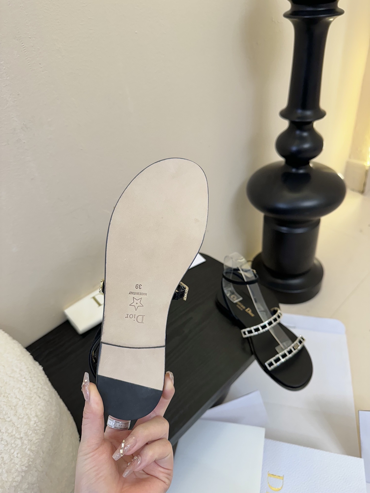 东莞代购级
迪奥 Dior 25ss 夏季新款 新元素 DIOR 春夏新款 钻扣 平底 粗跟 圆头 凉鞋