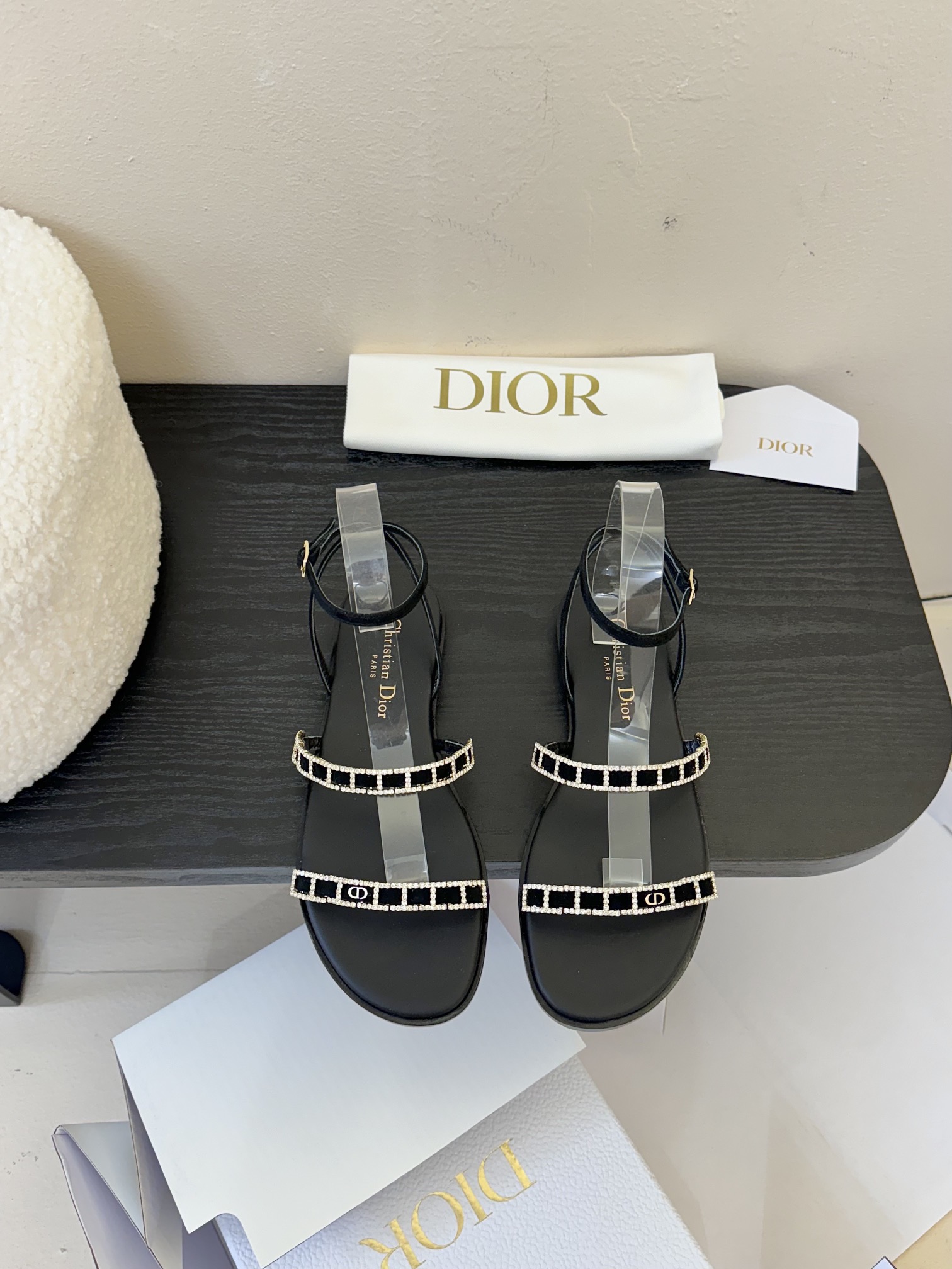 东莞代购级
迪奥 Dior 25ss 夏季新款 新元素 DIOR 春夏新款 钻扣 平底 粗跟 圆头 凉鞋
