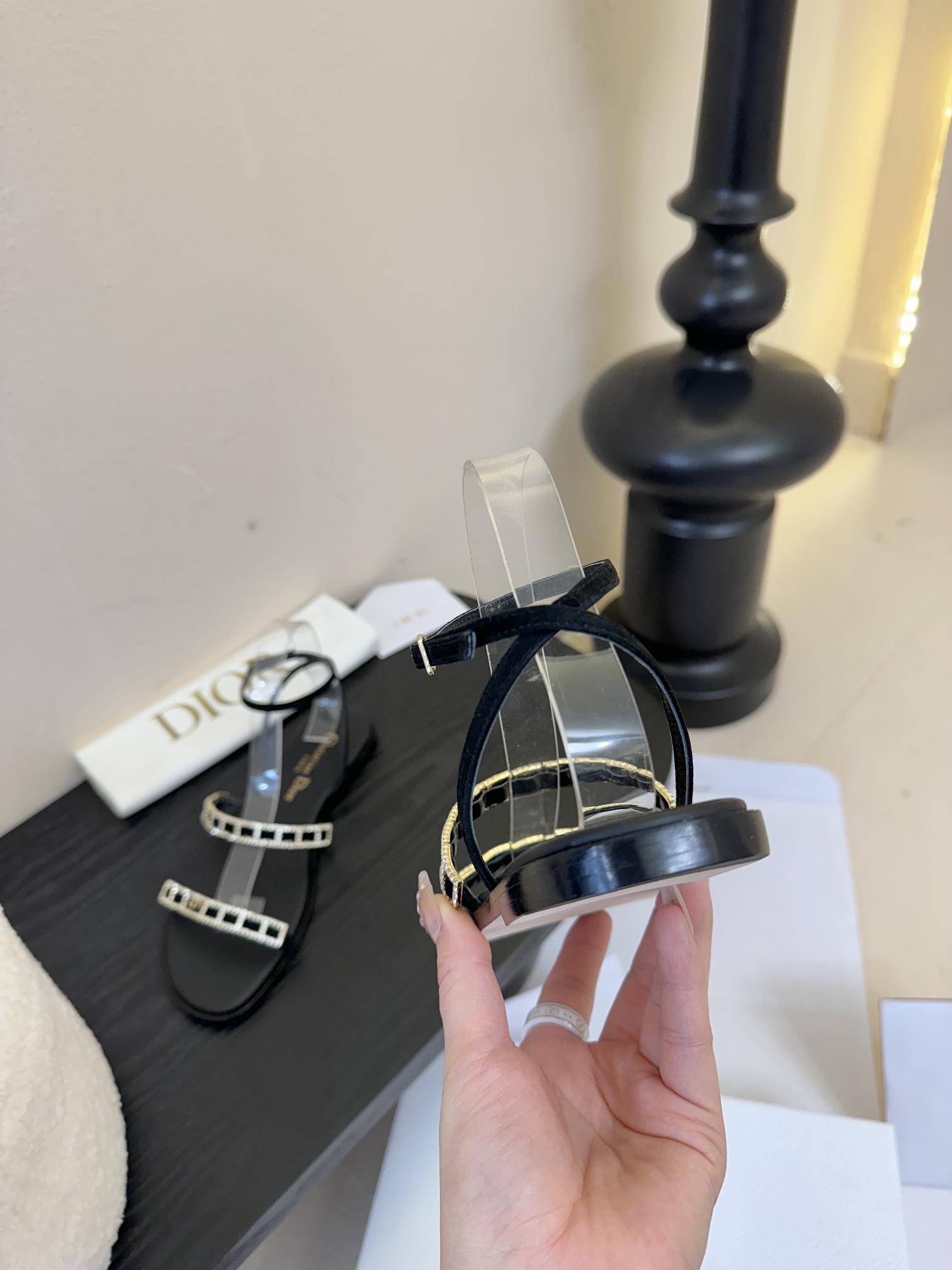 东莞代购级
迪奥 Dior 25ss 夏季新款 新元素 DIOR 春夏新款 钻扣 平底 粗跟 圆头 凉鞋