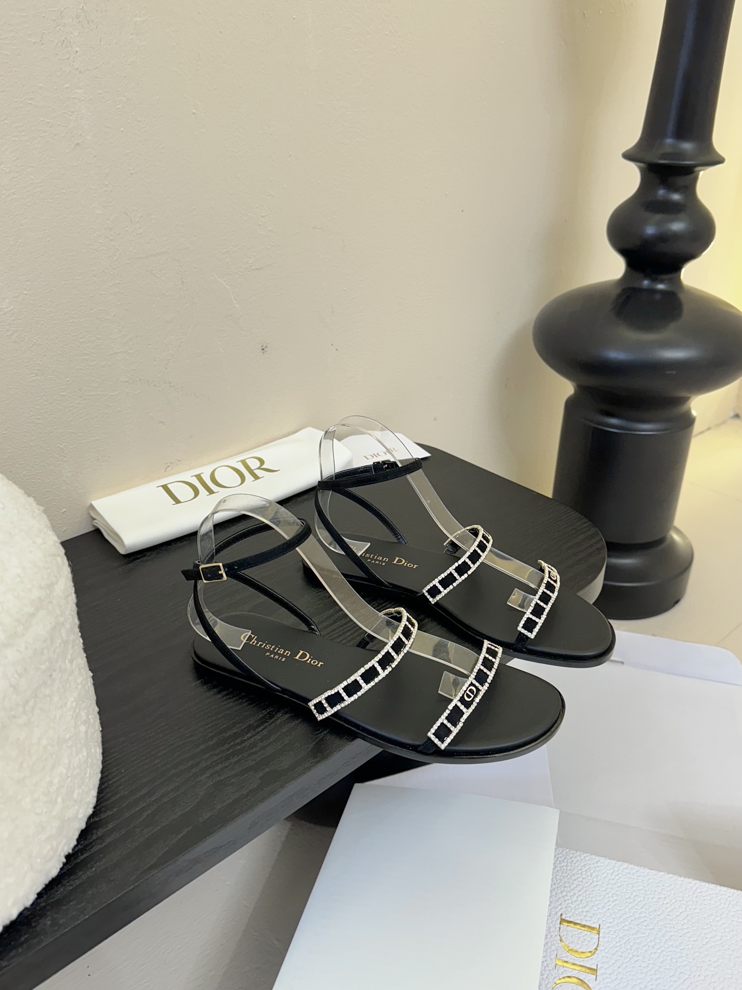 东莞代购级
迪奥 Dior 25ss 夏季新款 新元素 DIOR 春夏新款 钻扣 平底 粗跟 圆头 凉鞋