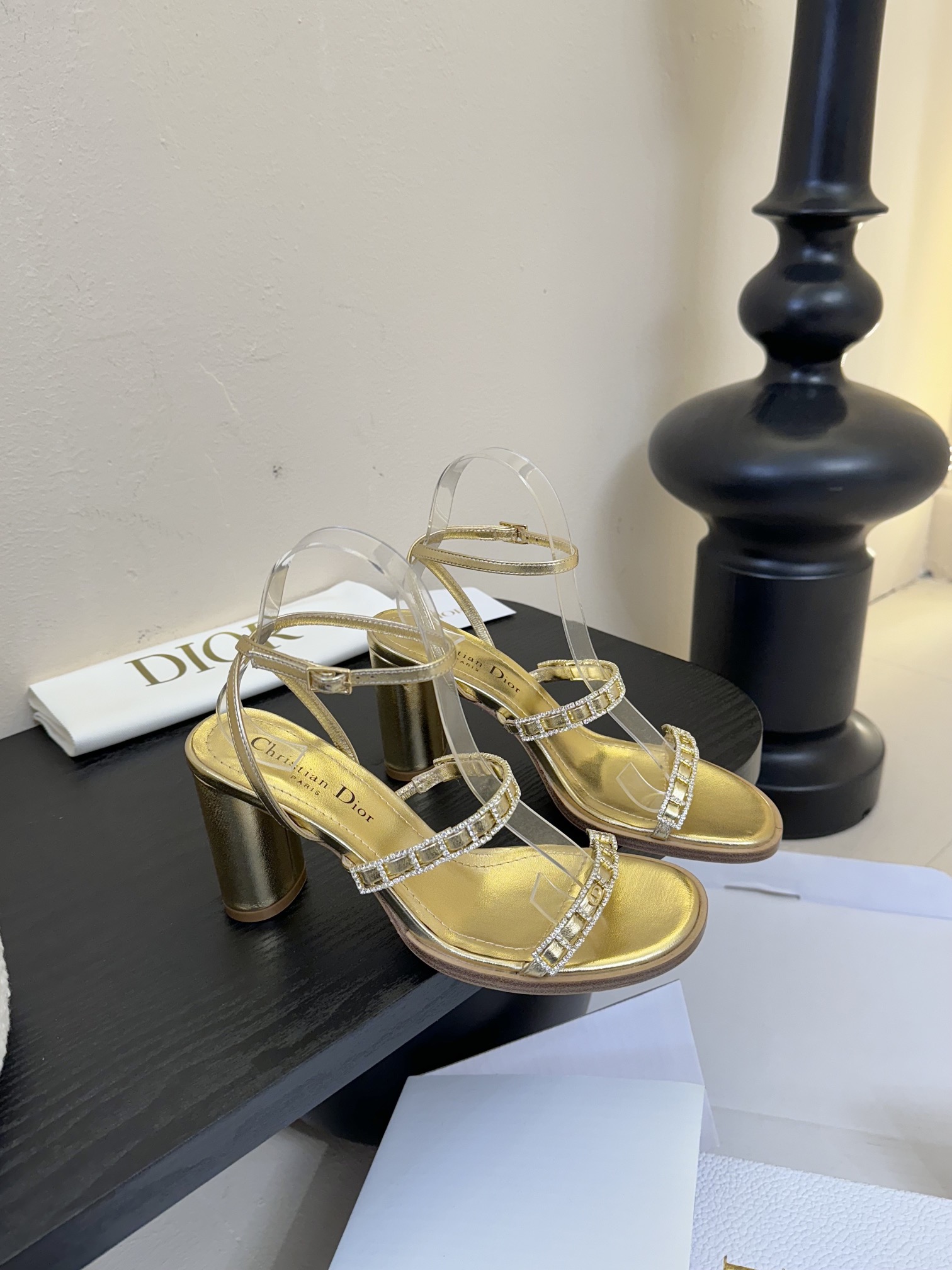 东莞代购级
迪奥 Dior 25ss 夏季新款 新元素 DIOR 春夏新款 钻扣 平底 粗跟 圆头 凉鞋