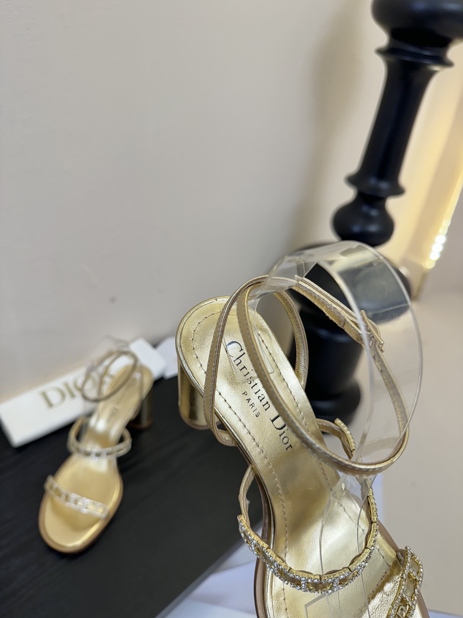 东莞代购级
迪奥 Dior 25ss 夏季新款 新元素 DIOR 春夏新款 钻扣 平底 粗跟 圆头 凉鞋
