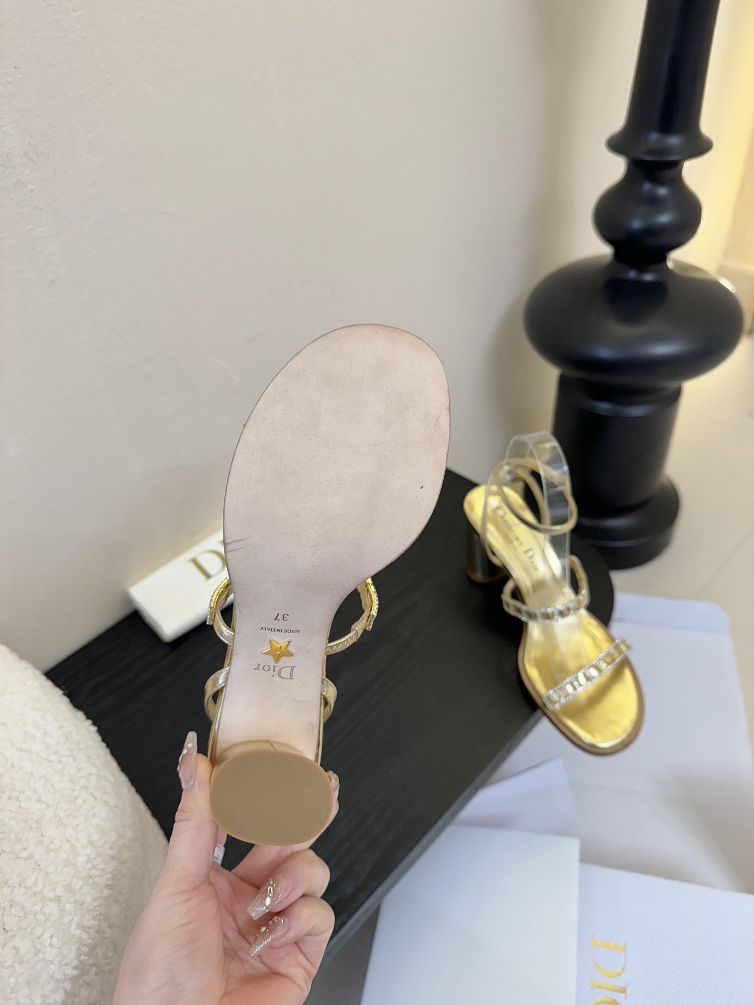 东莞代购级
迪奥 Dior 25ss 夏季新款 新元素 DIOR 春夏新款 钻扣 平底 粗跟 圆头 凉鞋