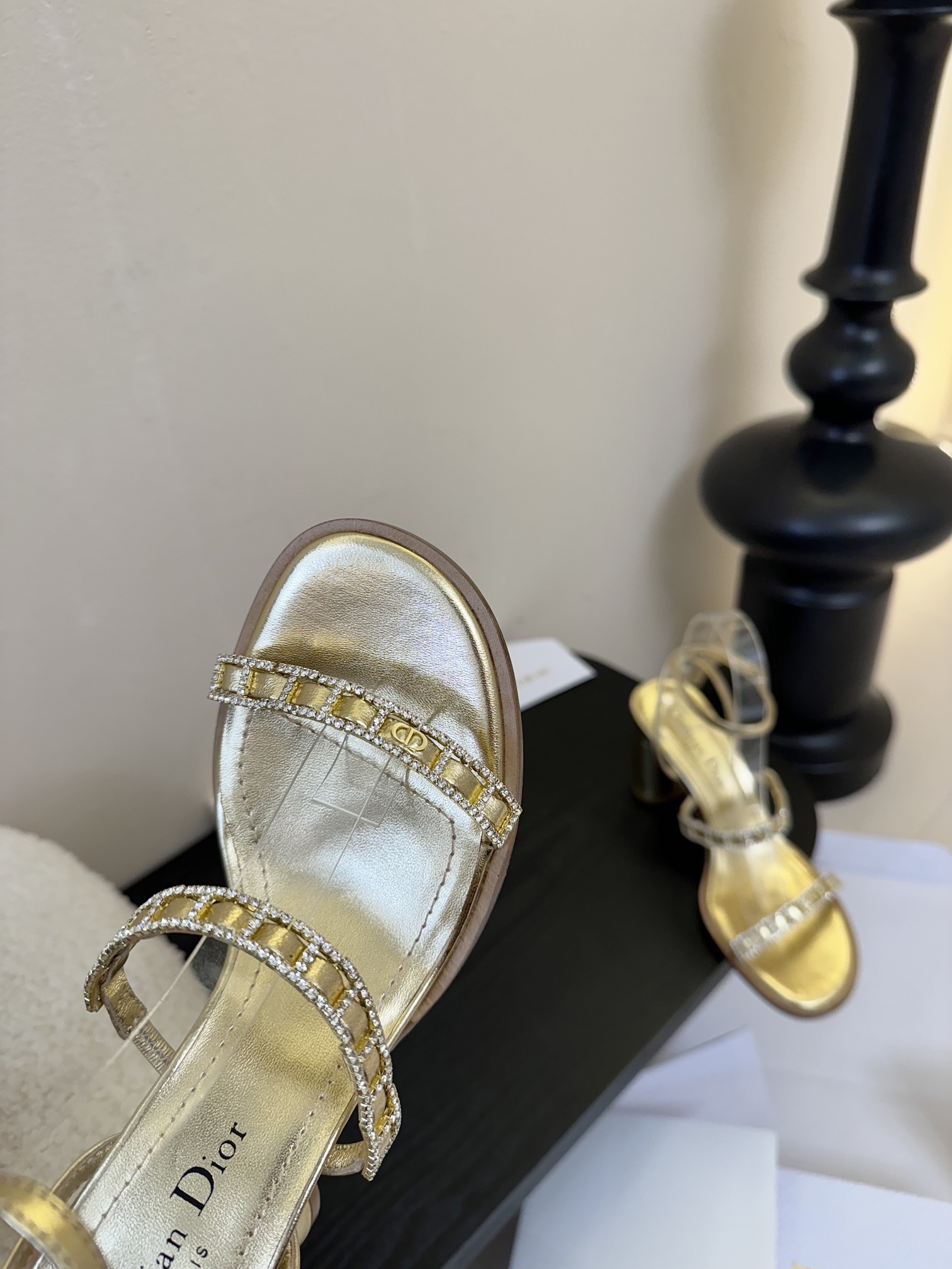 东莞代购级
迪奥 Dior 25ss 夏季新款 新元素 DIOR 春夏新款 钻扣 平底 粗跟 圆头 凉鞋