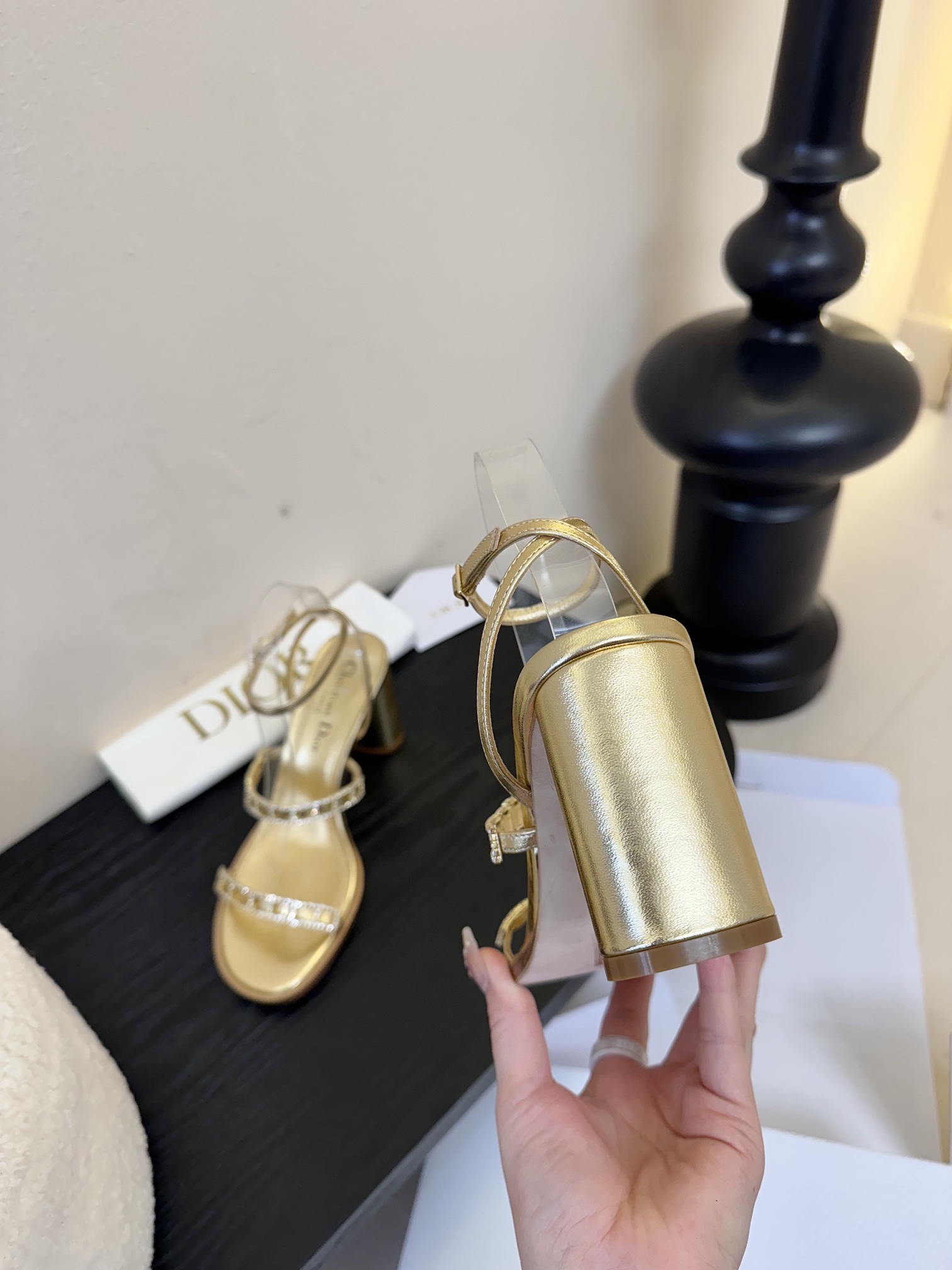 东莞代购级
迪奥 Dior 25ss 夏季新款 新元素 DIOR 春夏新款 钻扣 平底 粗跟 圆头 凉鞋