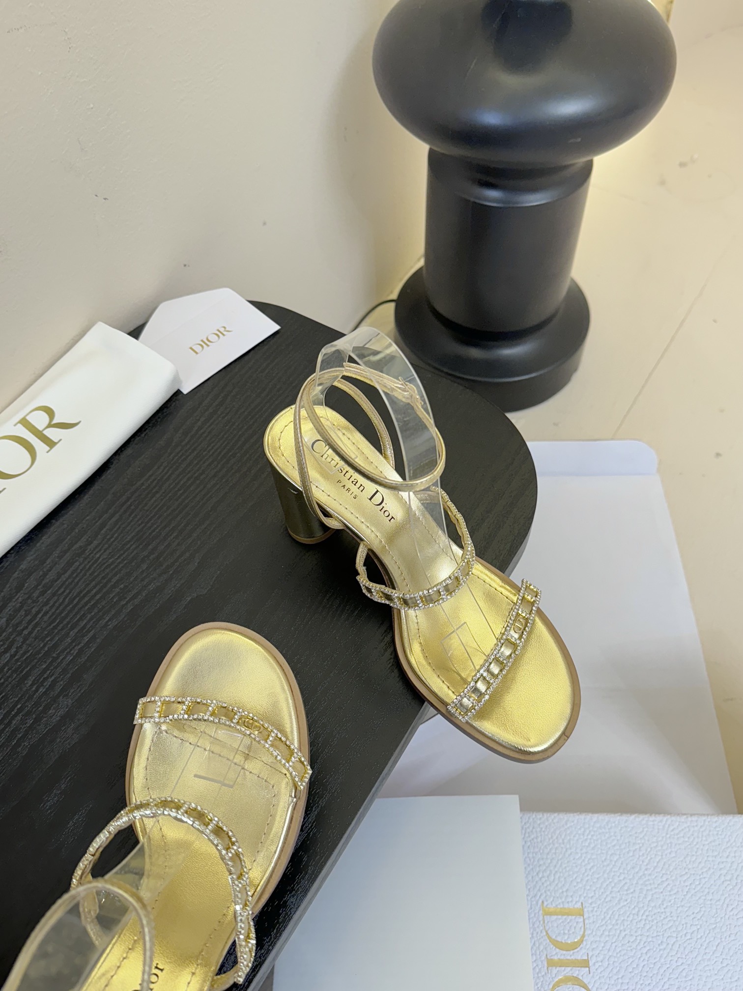 东莞代购级
迪奥 Dior 25ss 夏季新款 新元素 DIOR 春夏新款 钻扣 平底 粗跟 圆头 凉鞋
