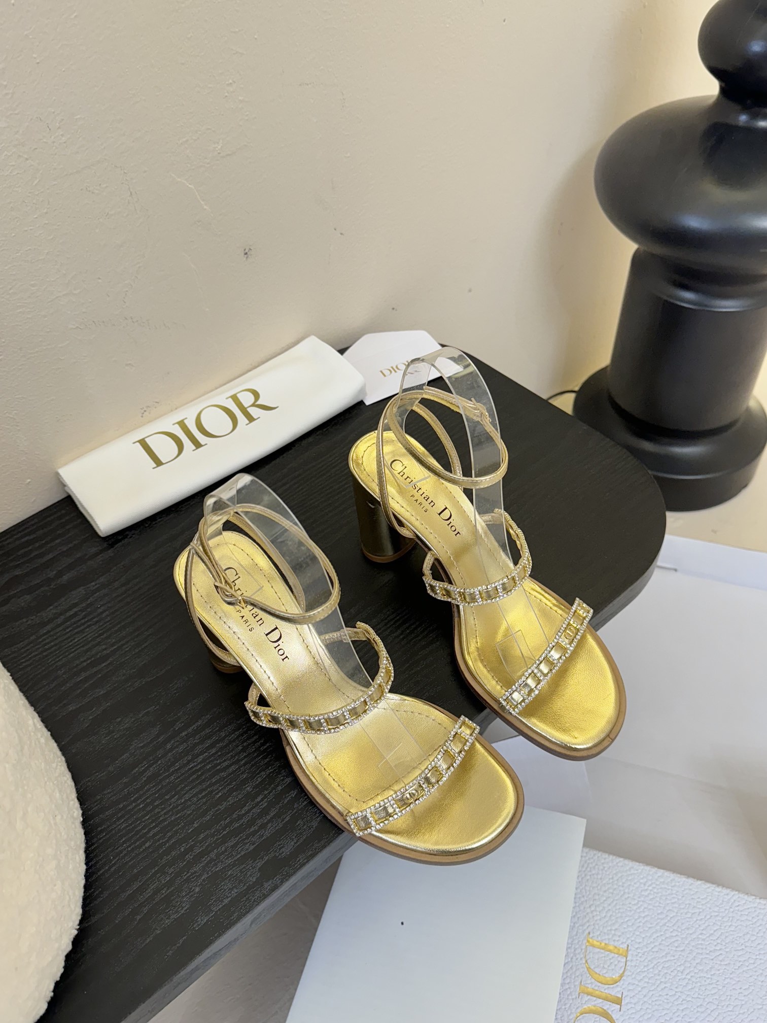东莞代购级
迪奥 Dior 25ss 夏季新款 新元素 DIOR 春夏新款 钻扣 平底 粗跟 圆头 凉鞋