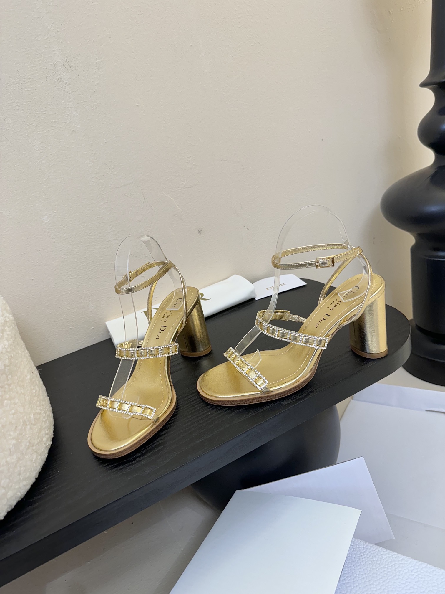 东莞代购级
迪奥 Dior 25ss 夏季新款 新元素 DIOR 春夏新款 钻扣 平底 粗跟 圆头 凉鞋
