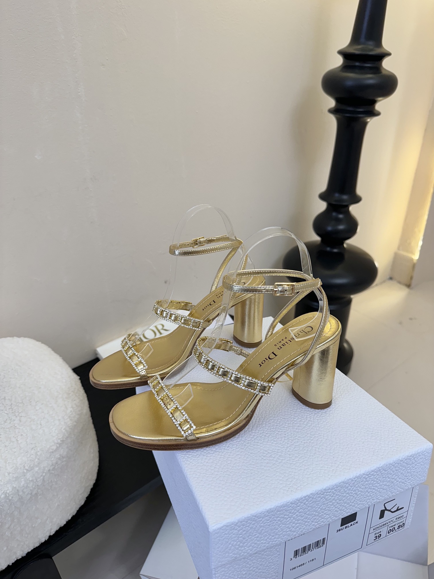 东莞代购级
迪奥 Dior 25ss 夏季新款 新元素 DIOR 春夏新款 钻扣 平底 粗跟 圆头 凉鞋