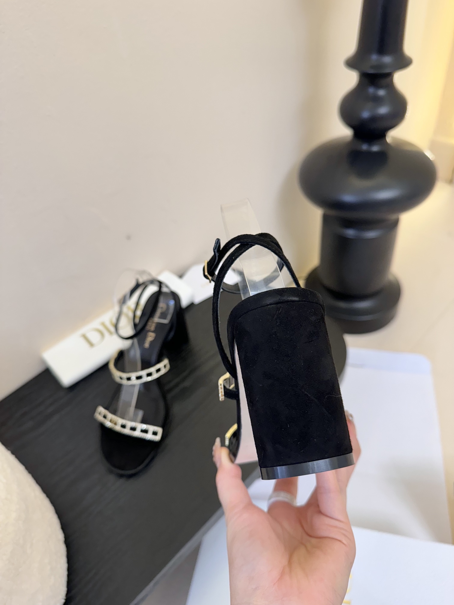东莞代购级
迪奥 Dior 25ss 夏季新款 新元素 DIOR 春夏新款 钻扣 平底 粗跟 圆头 凉鞋