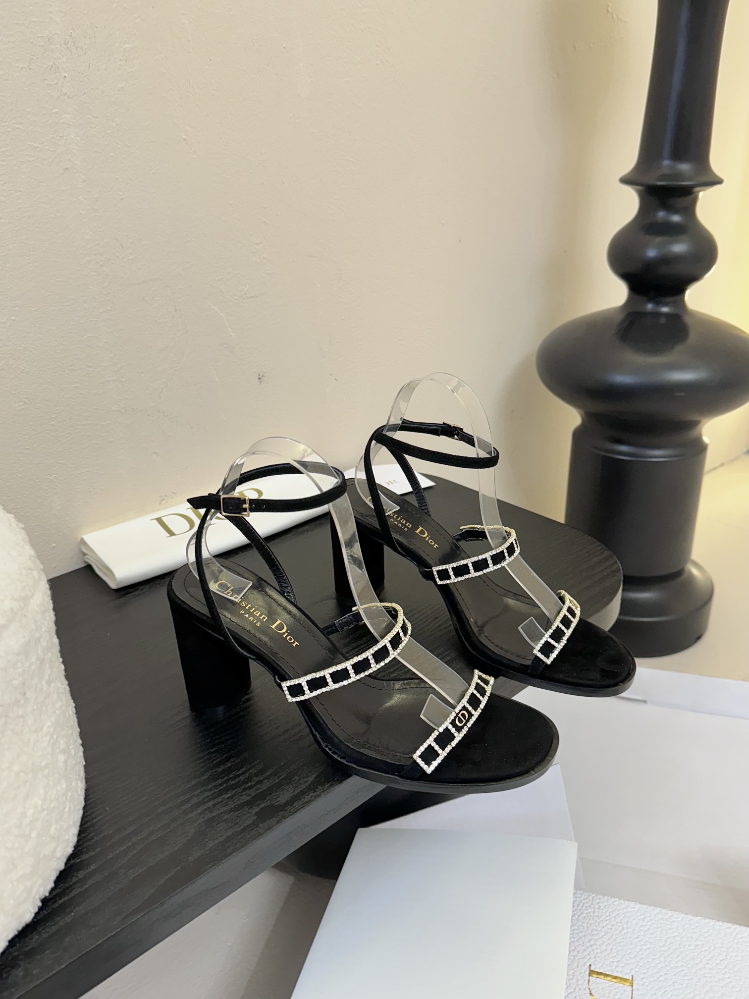 东莞代购级
迪奥 Dior 25ss 夏季新款 新元素 DIOR 春夏新款 钻扣 平底 粗跟 圆头 凉鞋