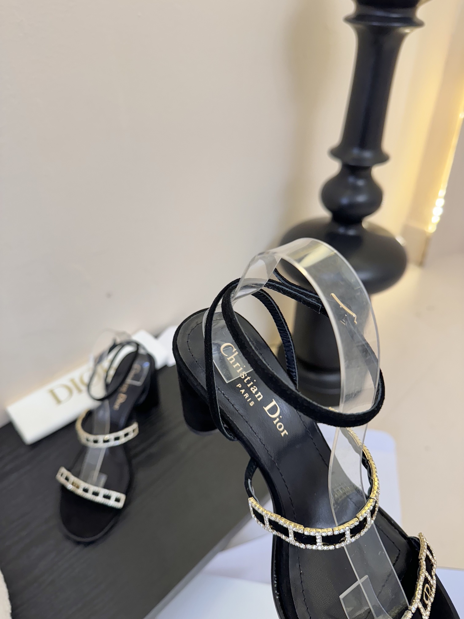 东莞代购级
迪奥 Dior 25ss 夏季新款 新元素 DIOR 春夏新款 钻扣 平底 粗跟 圆头 凉鞋