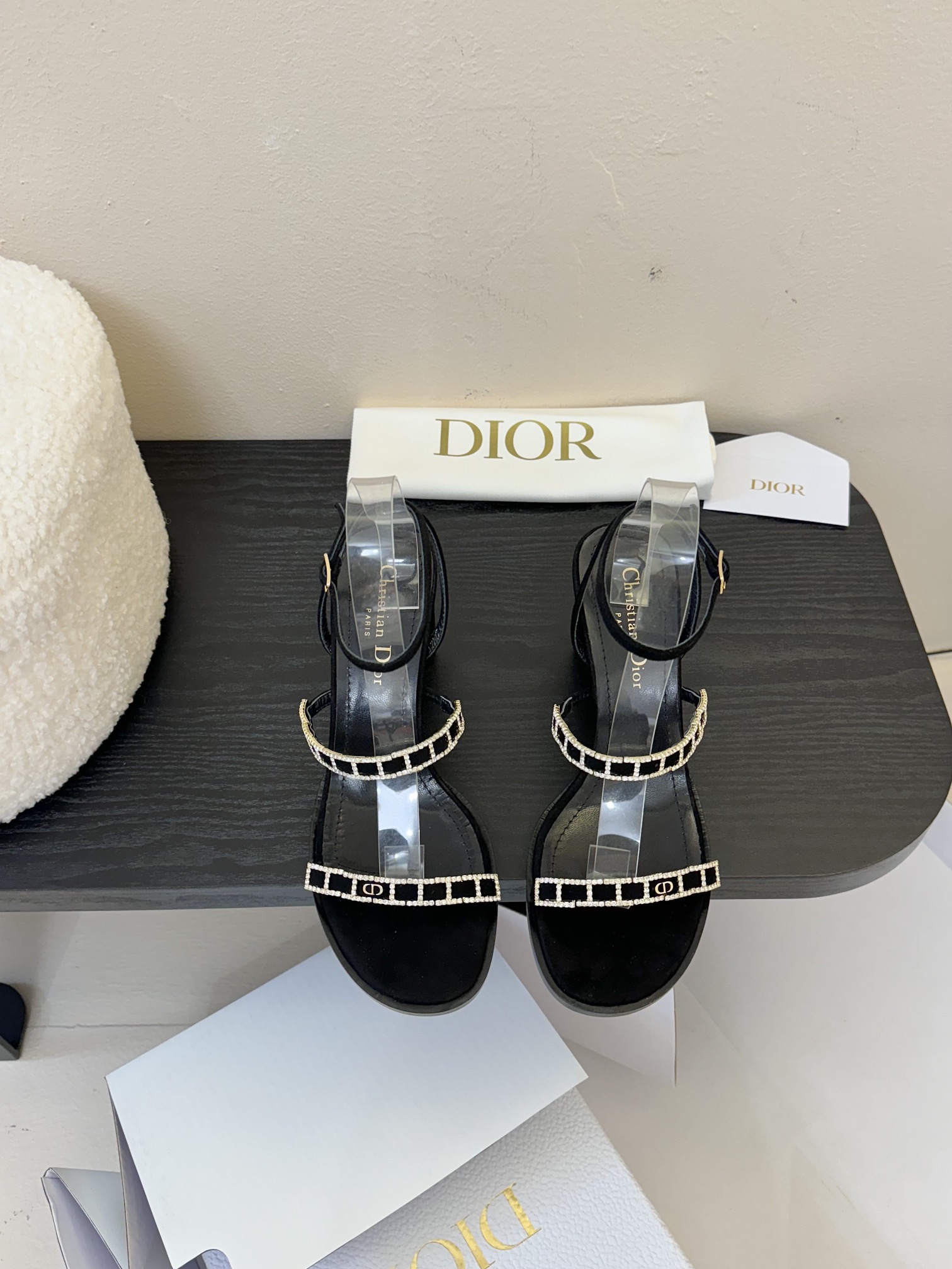 东莞代购级
迪奥 Dior 25ss 夏季新款 新元素 DIOR 春夏新款 钻扣 平底 粗跟 圆头 凉鞋