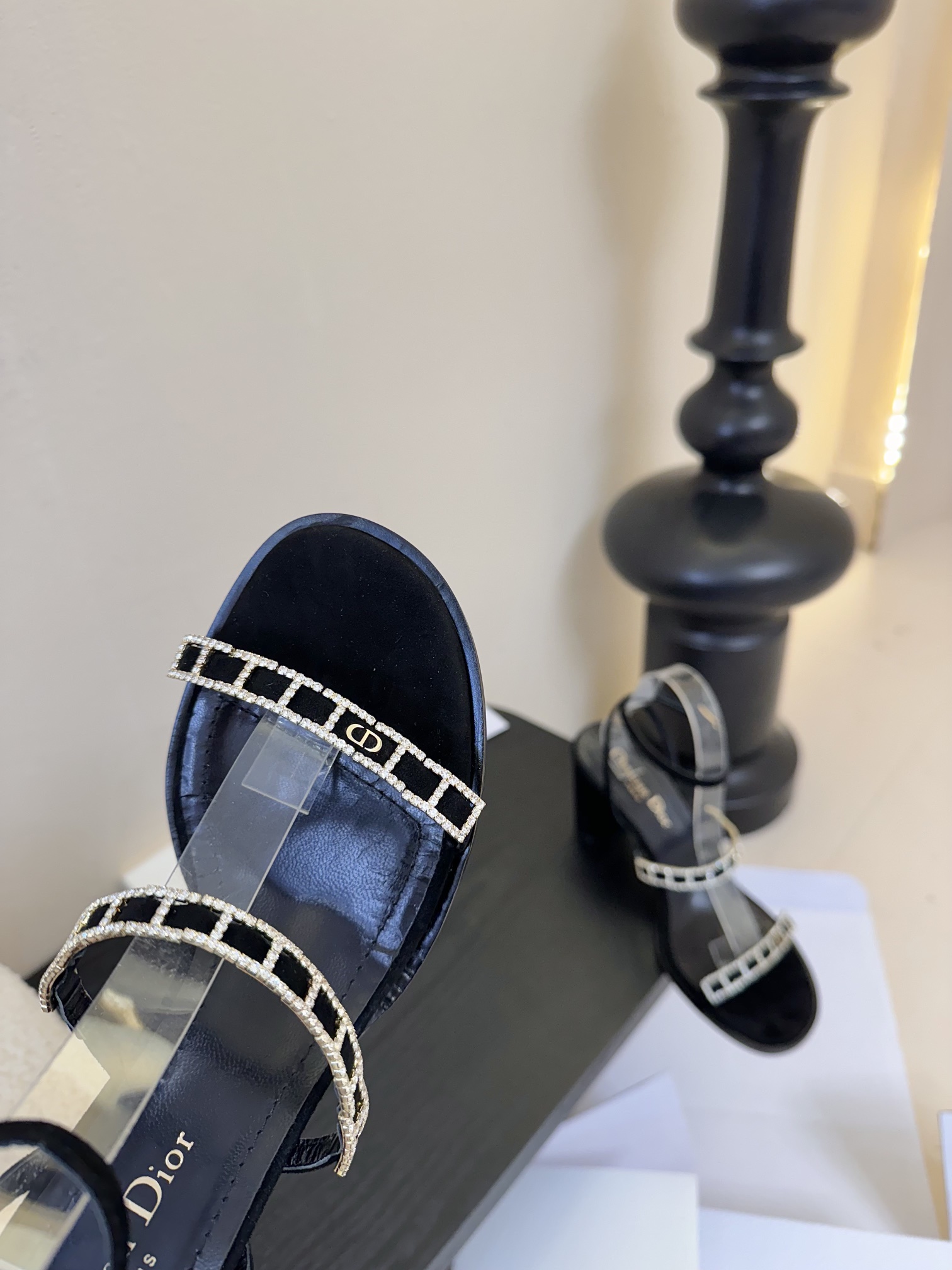东莞代购级
迪奥 Dior 25ss 夏季新款 新元素 DIOR 春夏新款 钻扣 平底 粗跟 圆头 凉鞋