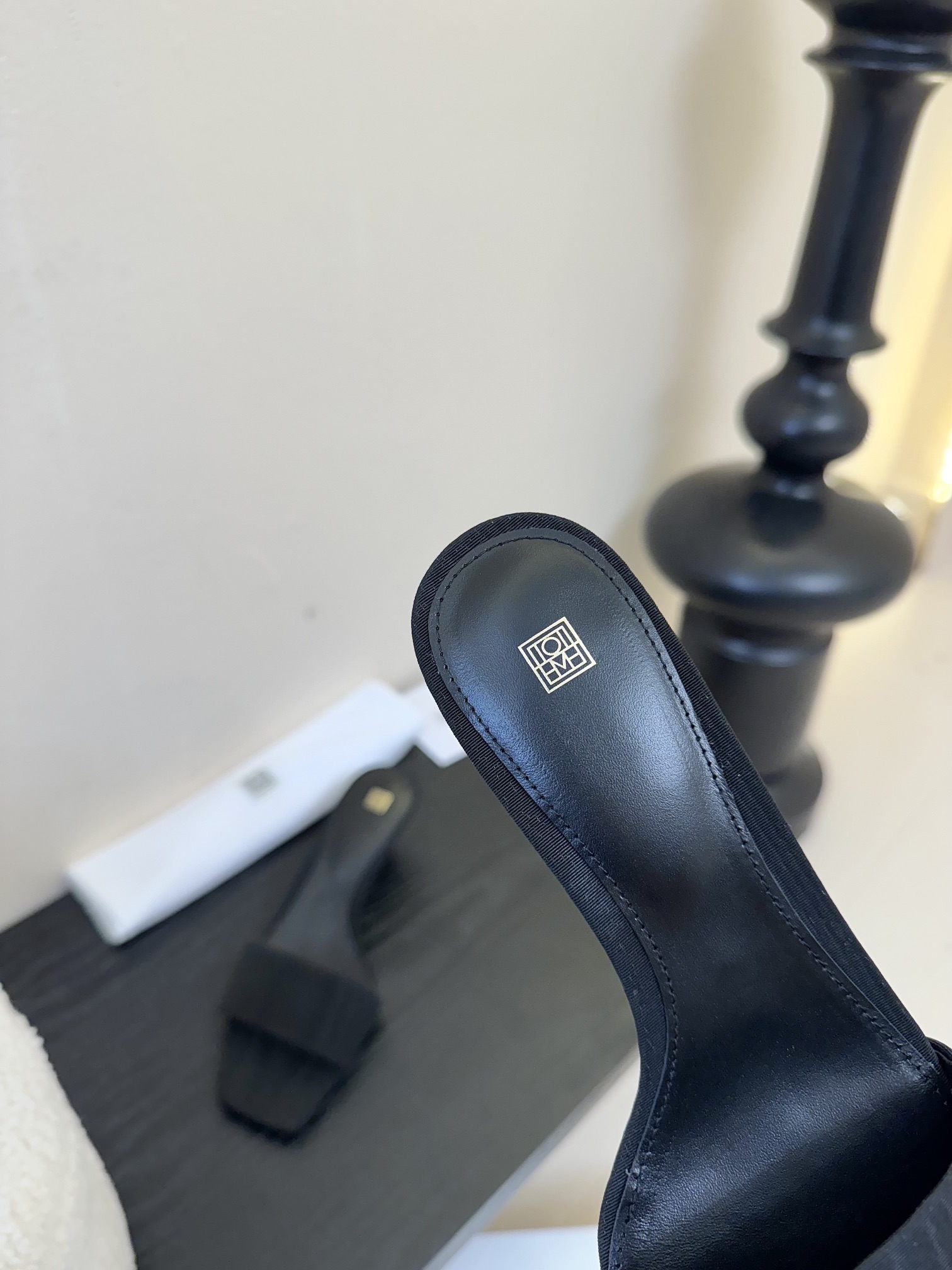 
Toteme24春夏小猫跟方头简易拖鞋！
呈现的利落融合‮很的‬完美，无‮是论‬休闲度假还是优雅知性，