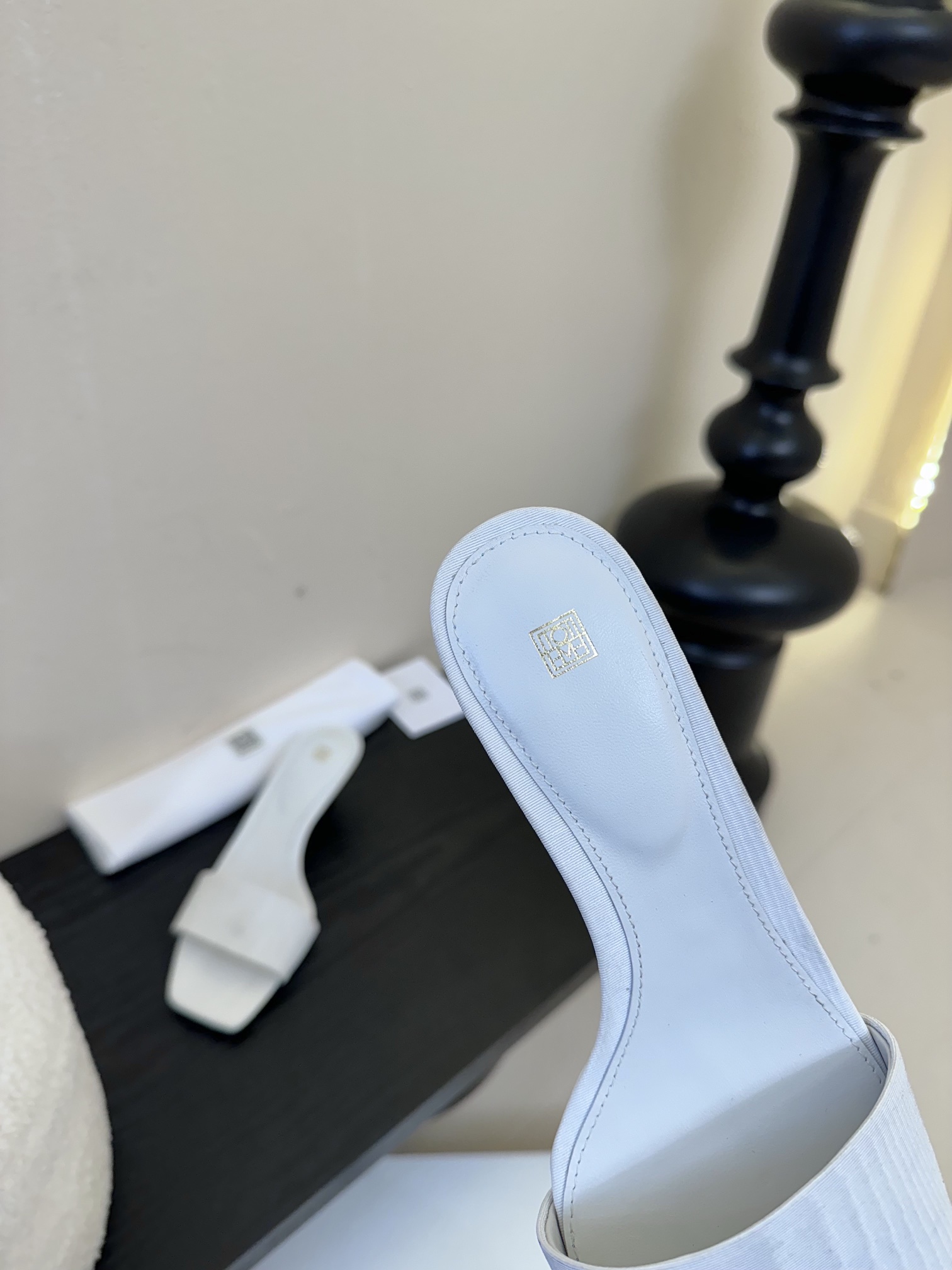 
Toteme24春夏小猫跟方头简易拖鞋！
呈现的利落融合‮很的‬完美，无‮是论‬休闲度假还是优雅知性，