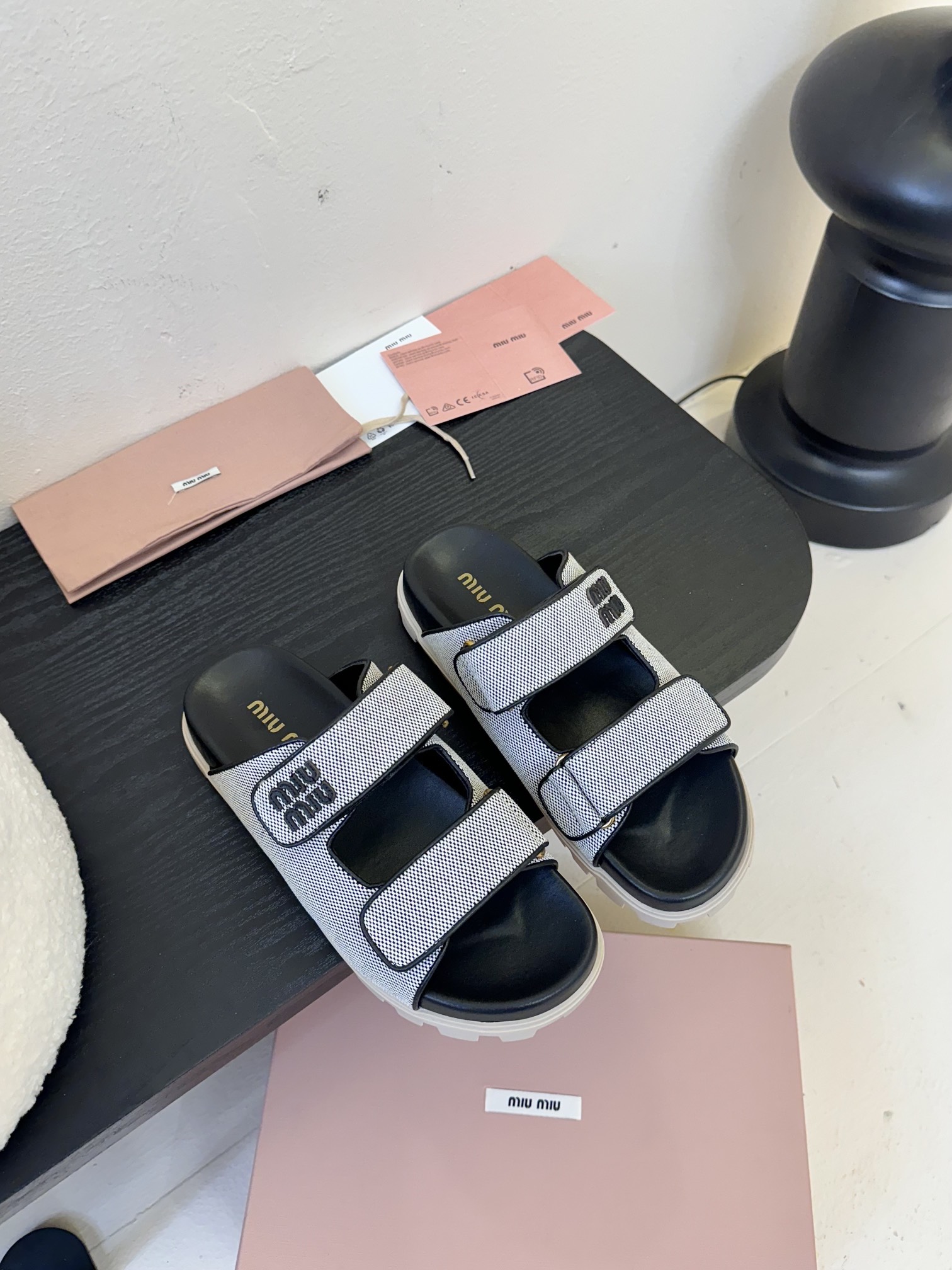 
𝑀𝑖𝑢𝑀𝑖×𝐵𝑎𝑙𝑎𝑛𝑐缪 缪 新款拖鞋系列上新
★★★★★ 舒适度与时髦度并存的开挂全新系列，设计搭