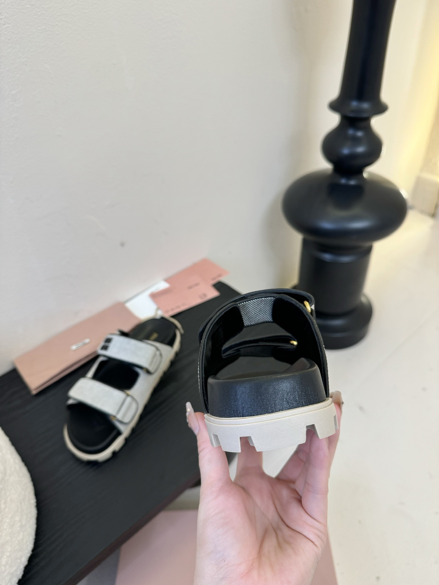 
𝑀𝑖𝑢𝑀𝑖×𝐵𝑎𝑙𝑎𝑛𝑐缪 缪 新款拖鞋系列上新
★★★★★ 舒适度与时髦度并存的开挂全新系列，设计搭