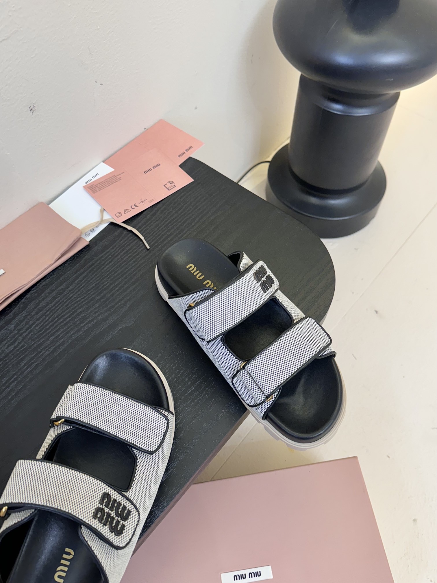 
𝑀𝑖𝑢𝑀𝑖×𝐵𝑎𝑙𝑎𝑛𝑐缪 缪 新款拖鞋系列上新
★★★★★ 舒适度与时髦度并存的开挂全新系列，设计搭