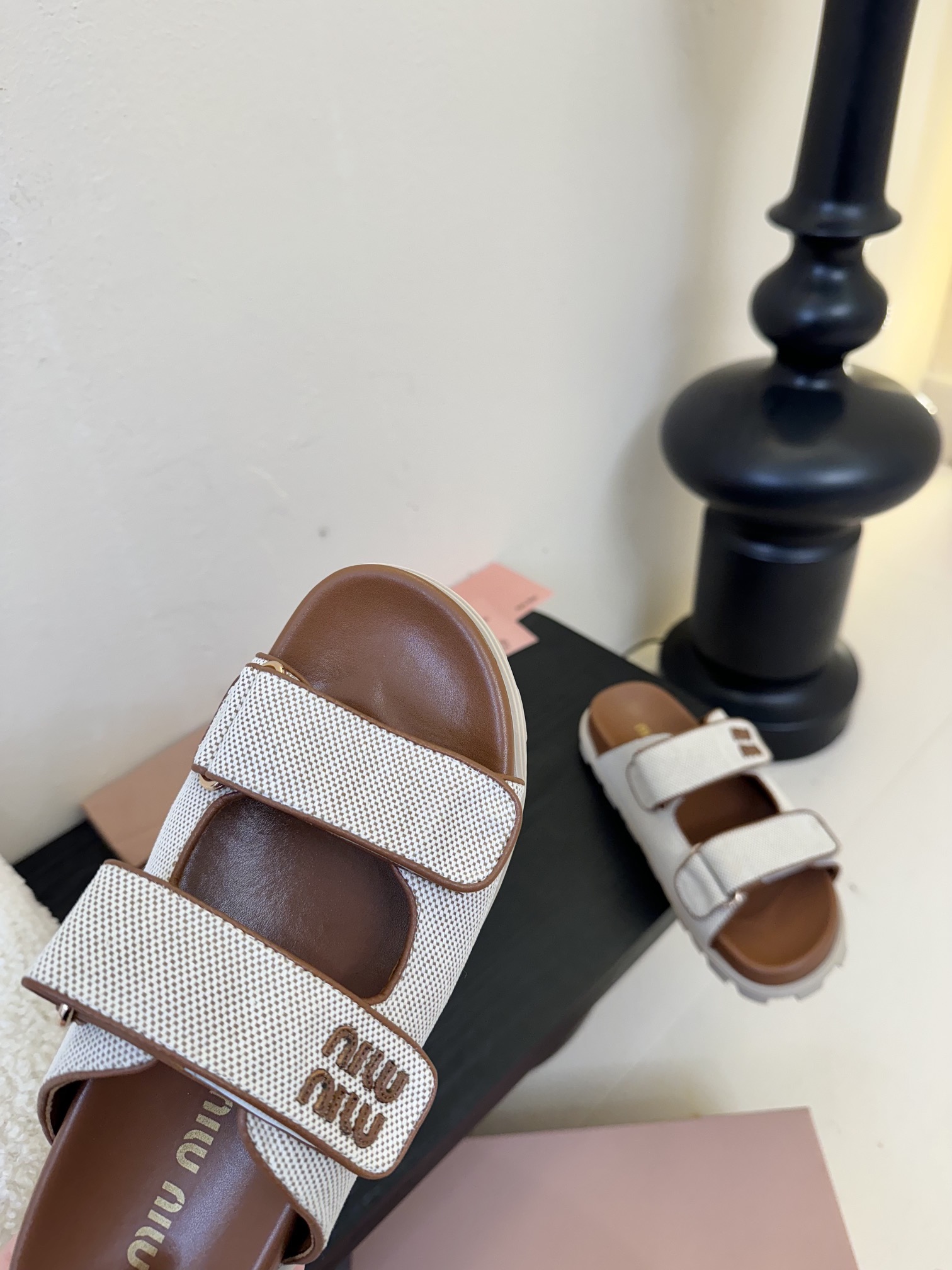 
𝑀𝑖𝑢𝑀𝑖×𝐵𝑎𝑙𝑎𝑛𝑐缪 缪 新款拖鞋系列上新
★★★★★ 舒适度与时髦度并存的开挂全新系列，设计搭