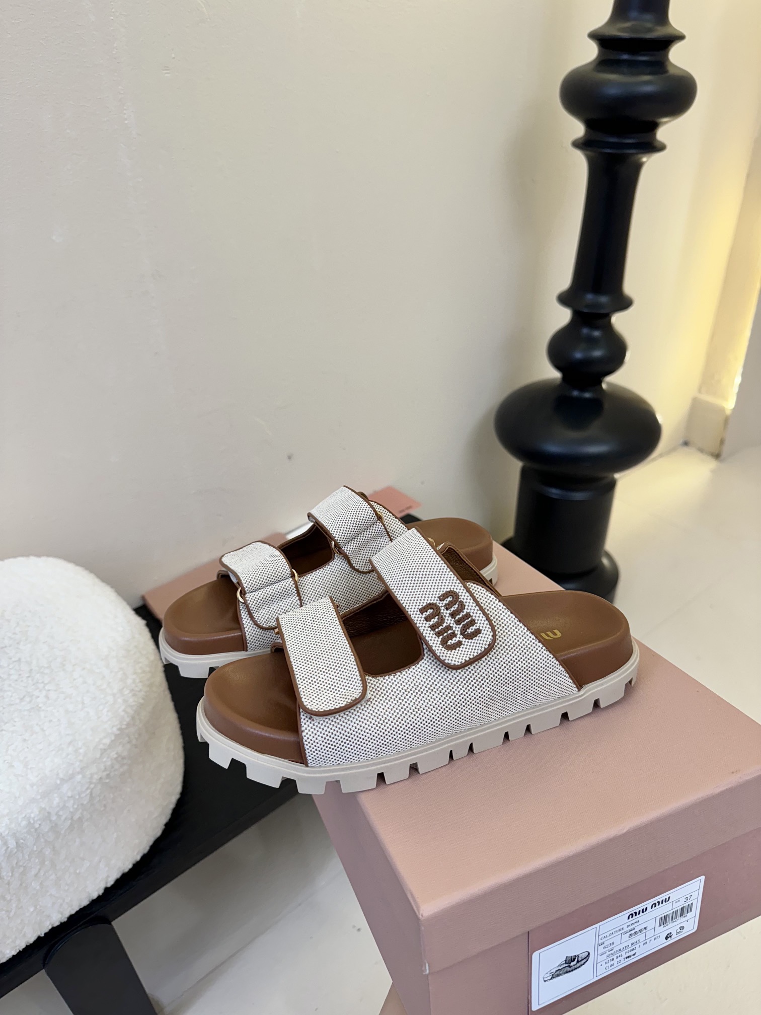 
𝑀𝑖𝑢𝑀𝑖×𝐵𝑎𝑙𝑎𝑛𝑐缪 缪 新款拖鞋系列上新
★★★★★ 舒适度与时髦度并存的开挂全新系列，设计搭