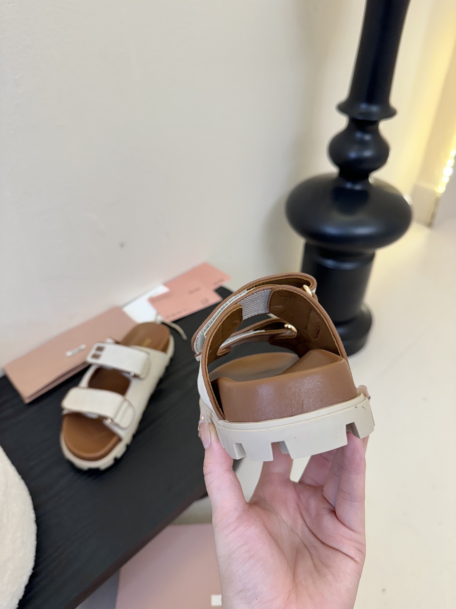 
𝑀𝑖𝑢𝑀𝑖×𝐵𝑎𝑙𝑎𝑛𝑐缪 缪 新款拖鞋系列上新
★★★★★ 舒适度与时髦度并存的开挂全新系列，设计搭