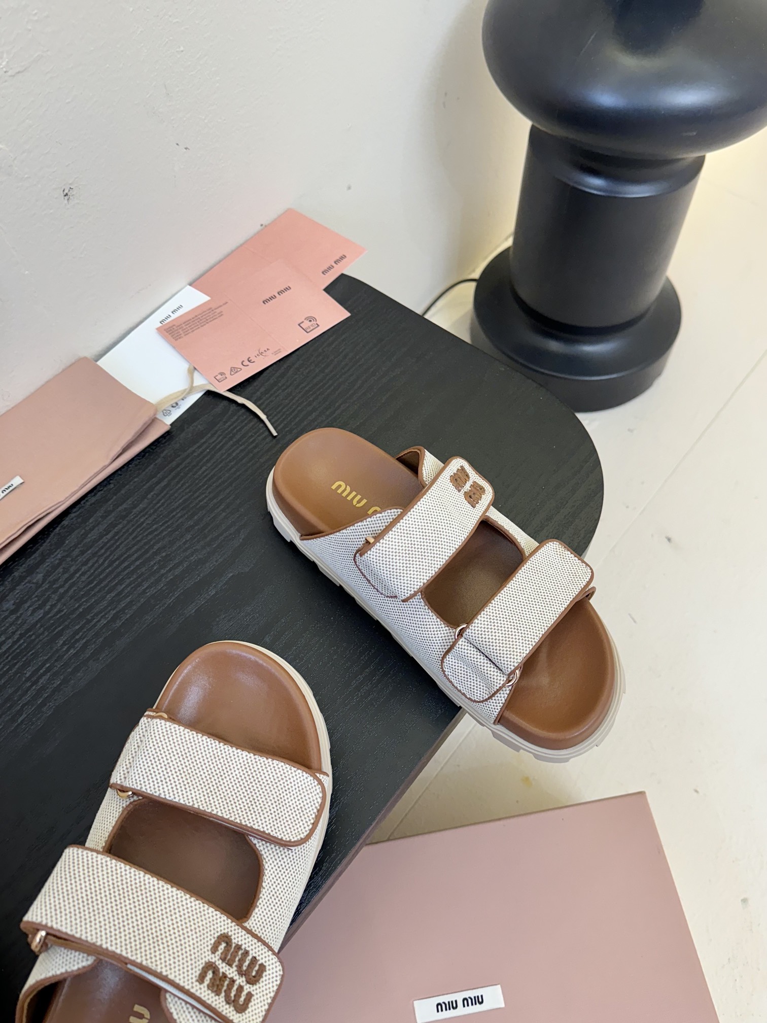 
𝑀𝑖𝑢𝑀𝑖×𝐵𝑎𝑙𝑎𝑛𝑐缪 缪 新款拖鞋系列上新
★★★★★ 舒适度与时髦度并存的开挂全新系列，设计搭