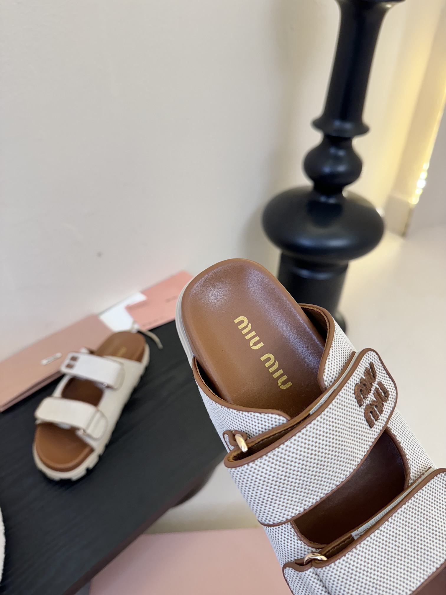 
𝑀𝑖𝑢𝑀𝑖×𝐵𝑎𝑙𝑎𝑛𝑐缪 缪 新款拖鞋系列上新
★★★★★ 舒适度与时髦度并存的开挂全新系列，设计搭