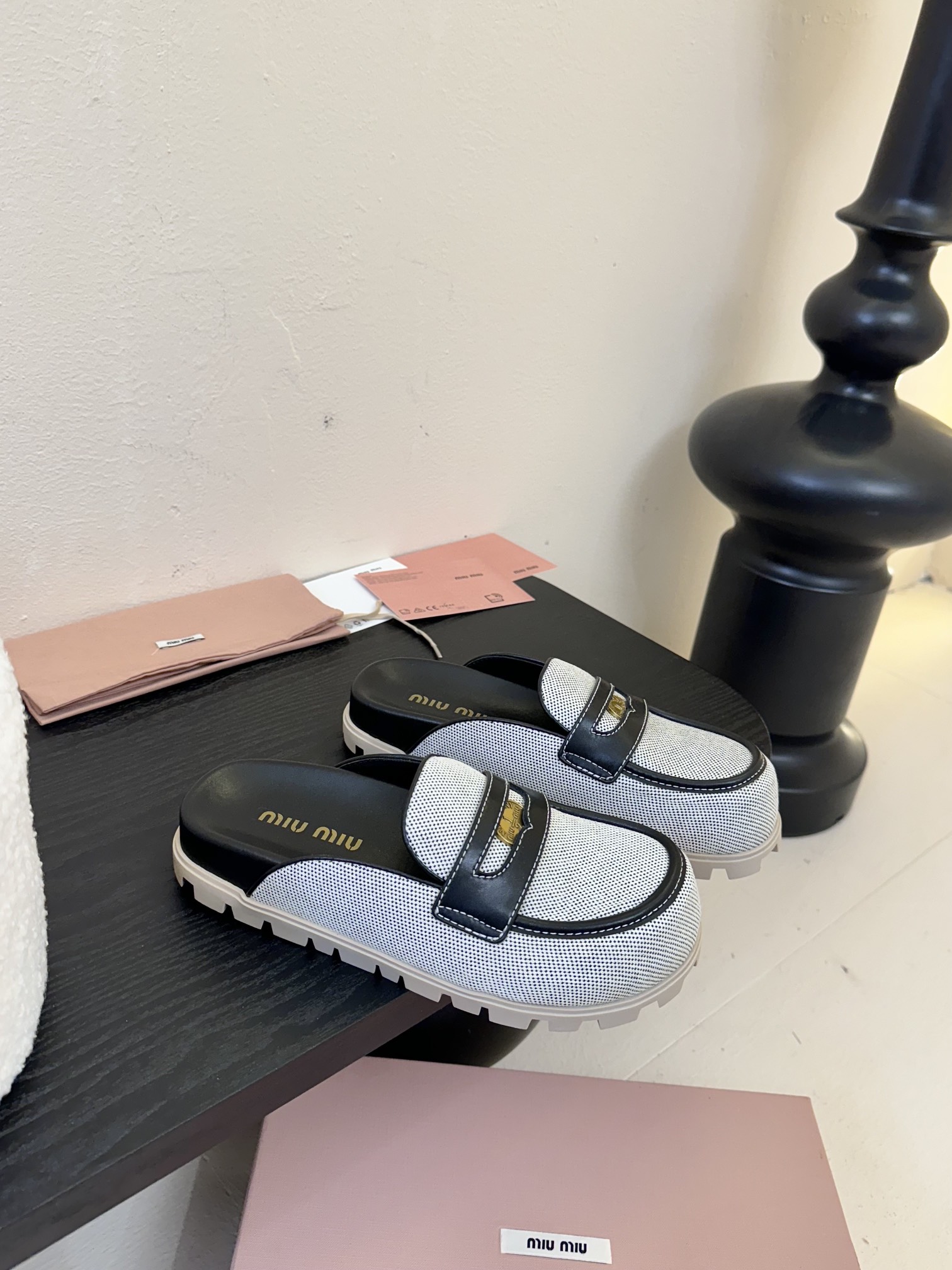 
𝑀𝑖𝑢𝑀𝑖×𝐵𝑎𝑙𝑎𝑛𝑐缪 缪 新款包拖鞋系列上新
★★★★★ 舒适度与时髦度并存的开挂全新系列，设计