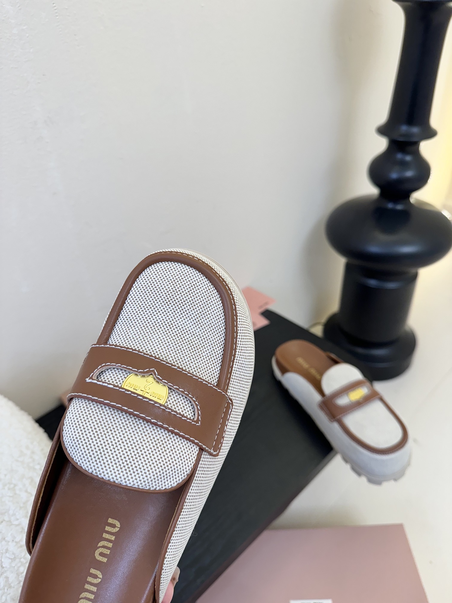 
𝑀𝑖𝑢𝑀𝑖×𝐵𝑎𝑙𝑎𝑛𝑐缪 缪 新款包拖鞋系列上新
★★★★★ 舒适度与时髦度并存的开挂全新系列，设计