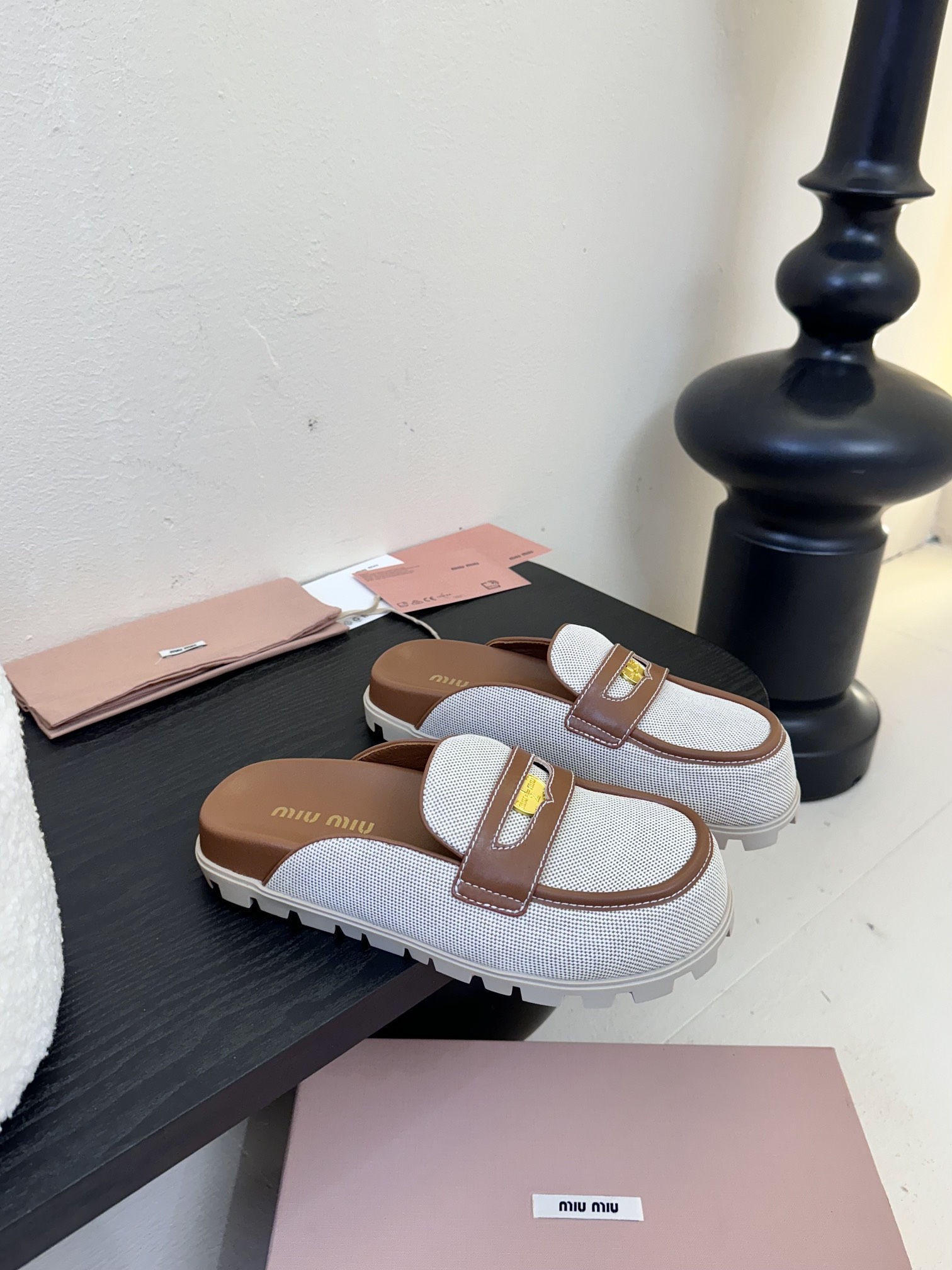 
𝑀𝑖𝑢𝑀𝑖×𝐵𝑎𝑙𝑎𝑛𝑐缪 缪 新款包拖鞋系列上新
★★★★★ 舒适度与时髦度并存的开挂全新系列，设计
