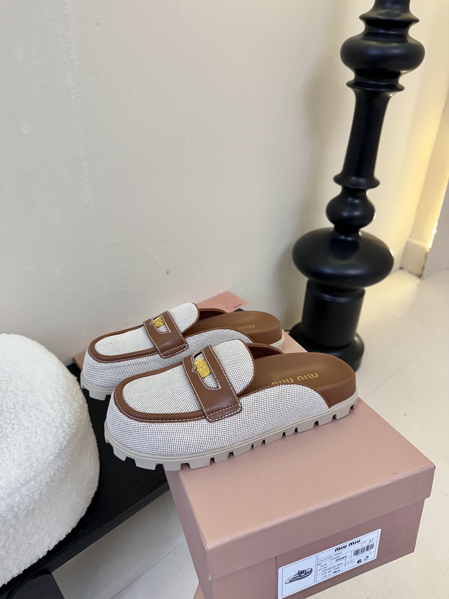 
𝑀𝑖𝑢𝑀𝑖×𝐵𝑎𝑙𝑎𝑛𝑐缪 缪 新款包拖鞋系列上新
★★★★★ 舒适度与时髦度并存的开挂全新系列，设计
